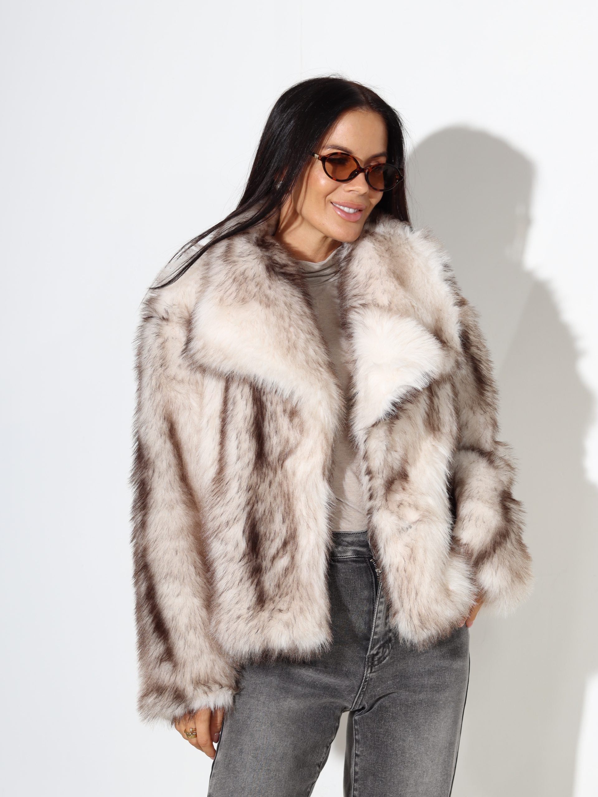 Balts + brūns īss m/ā kažoks ar klasisku atloku - 17754