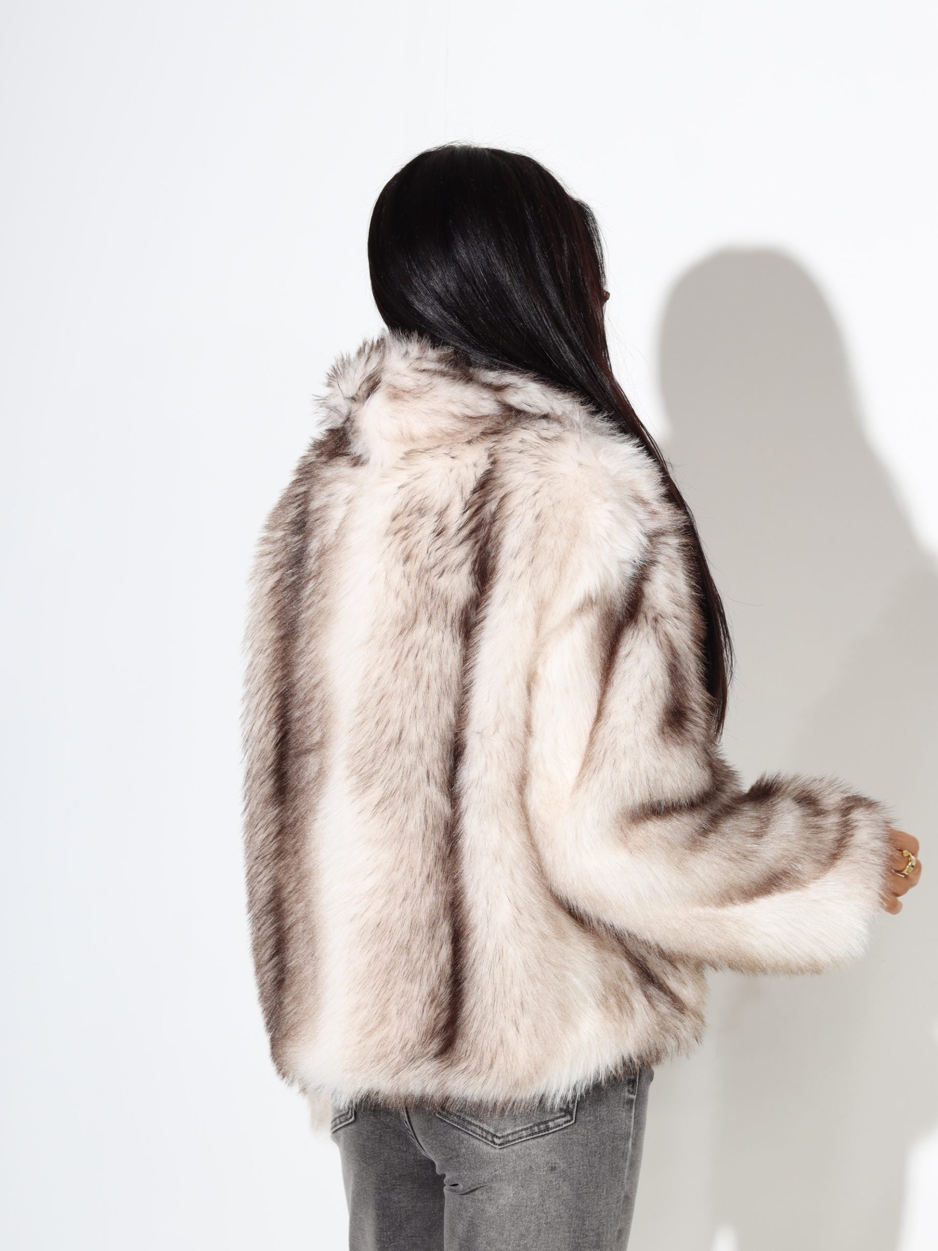 Balts + brūns īss m/ā kažoks ar klasisku atloku - 17754