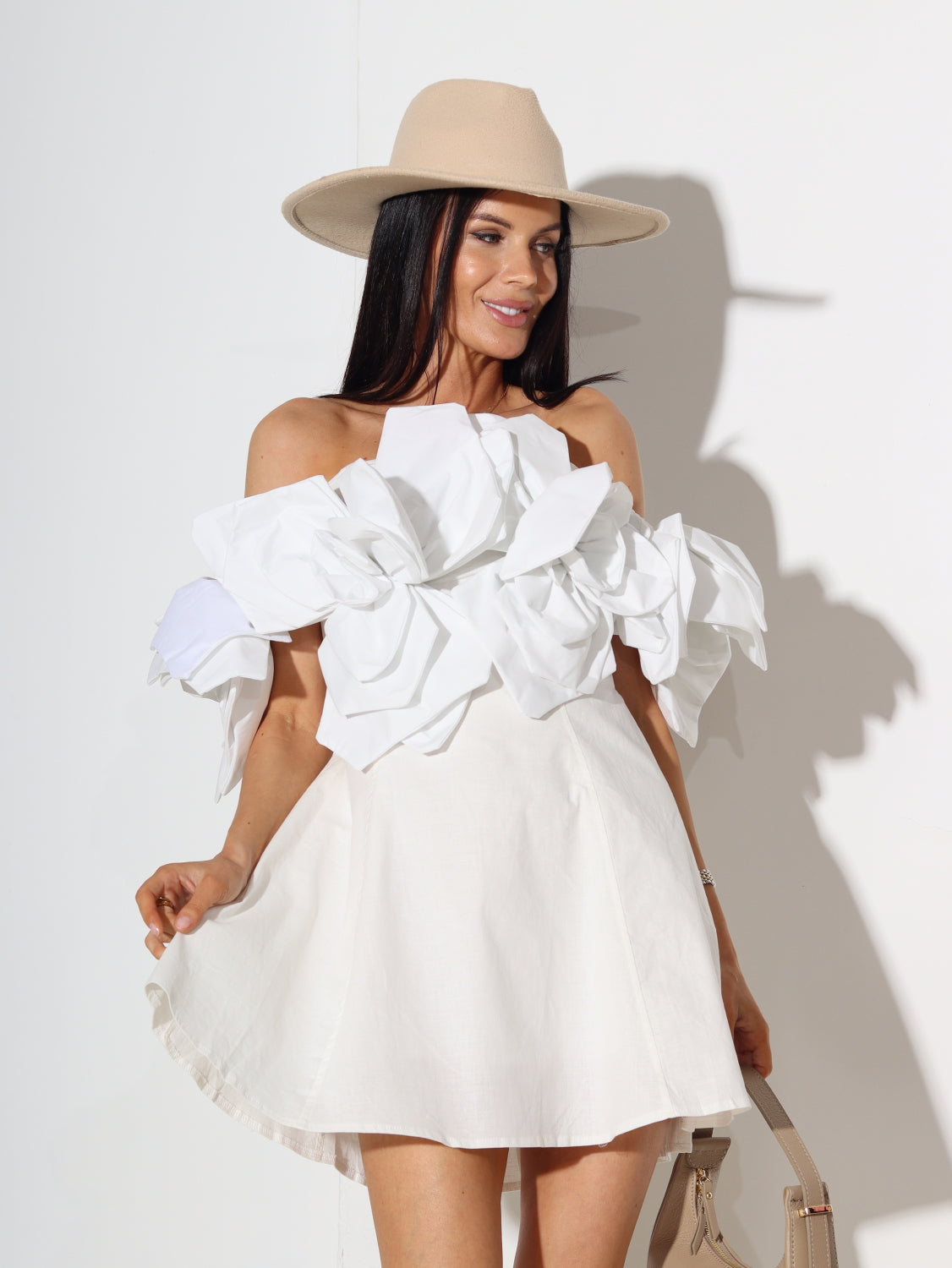 Balta kleita ar uzšūtiem ziediem - 14908