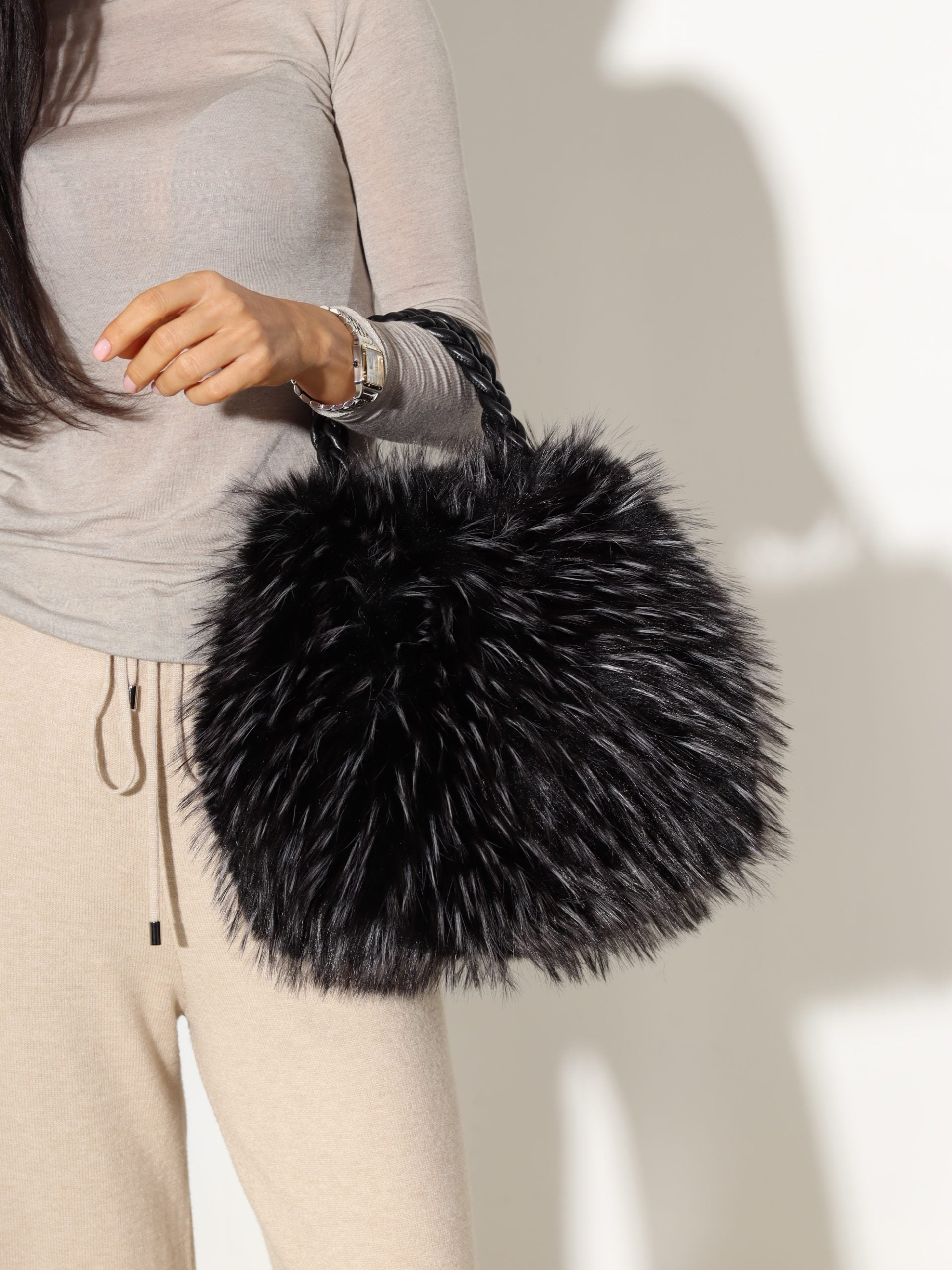 Melna pūkaina soma ar pītu rokturi- 17369