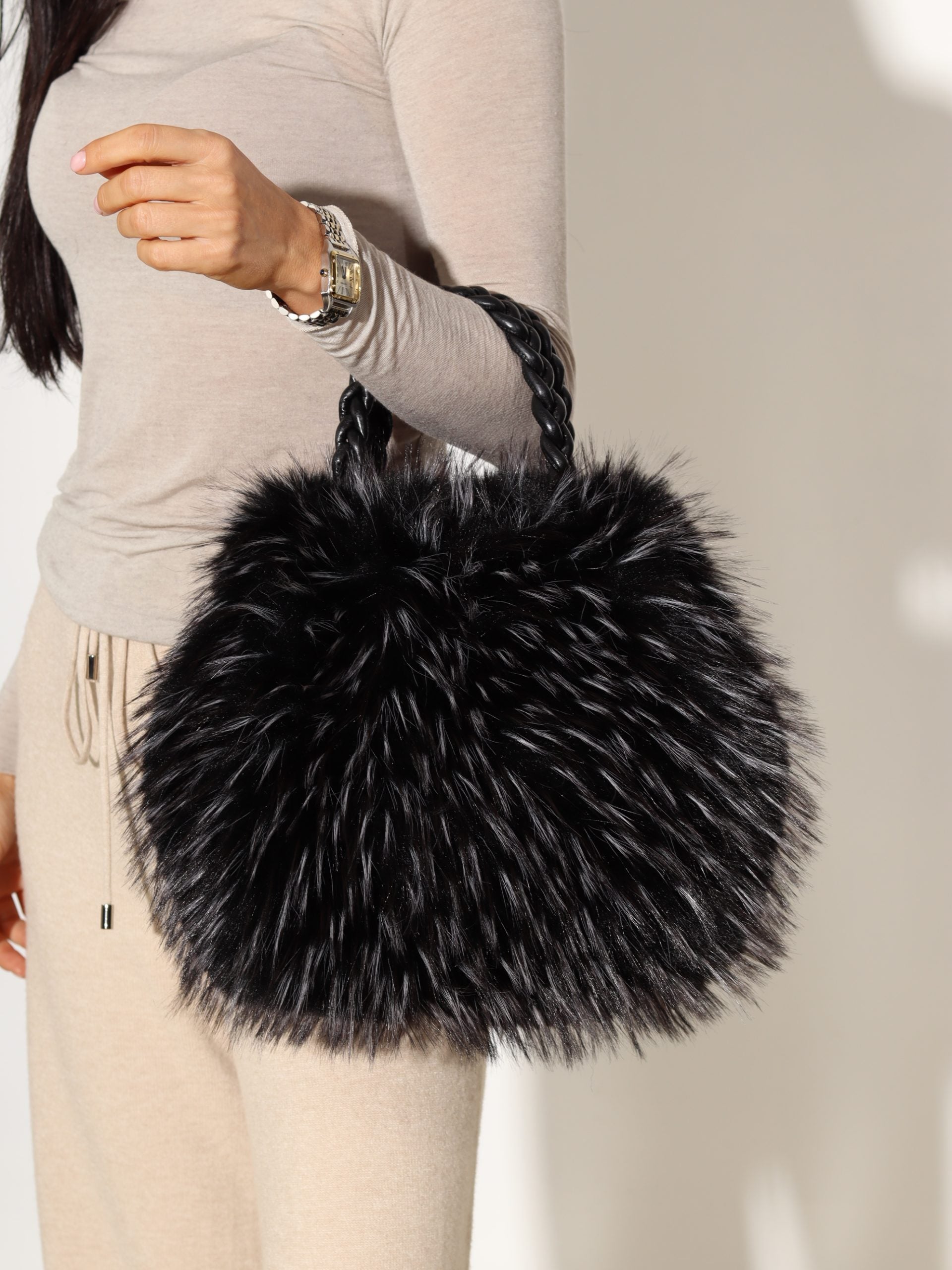 Melna pūkaina soma ar pītu rokturi- 17369