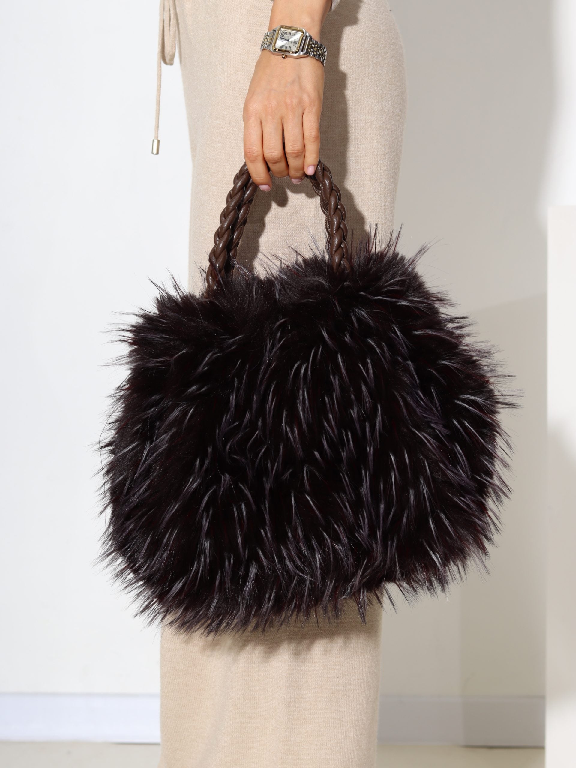 Šoko/brūna pūkaina soma ar pītu rokturi- 17427