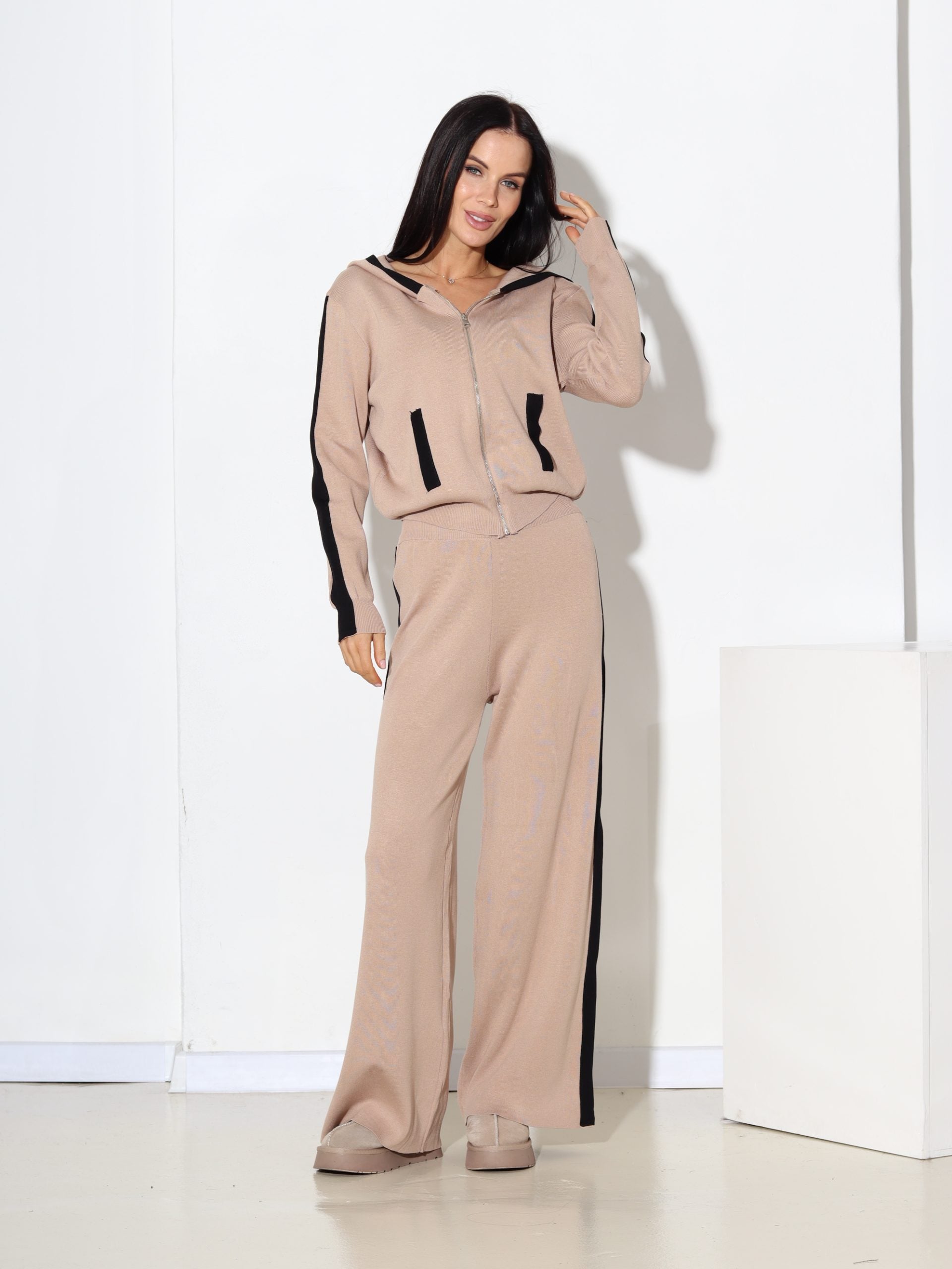 Bēšs+melns komplekts (jaka+bikses), smalki adīts - 17449