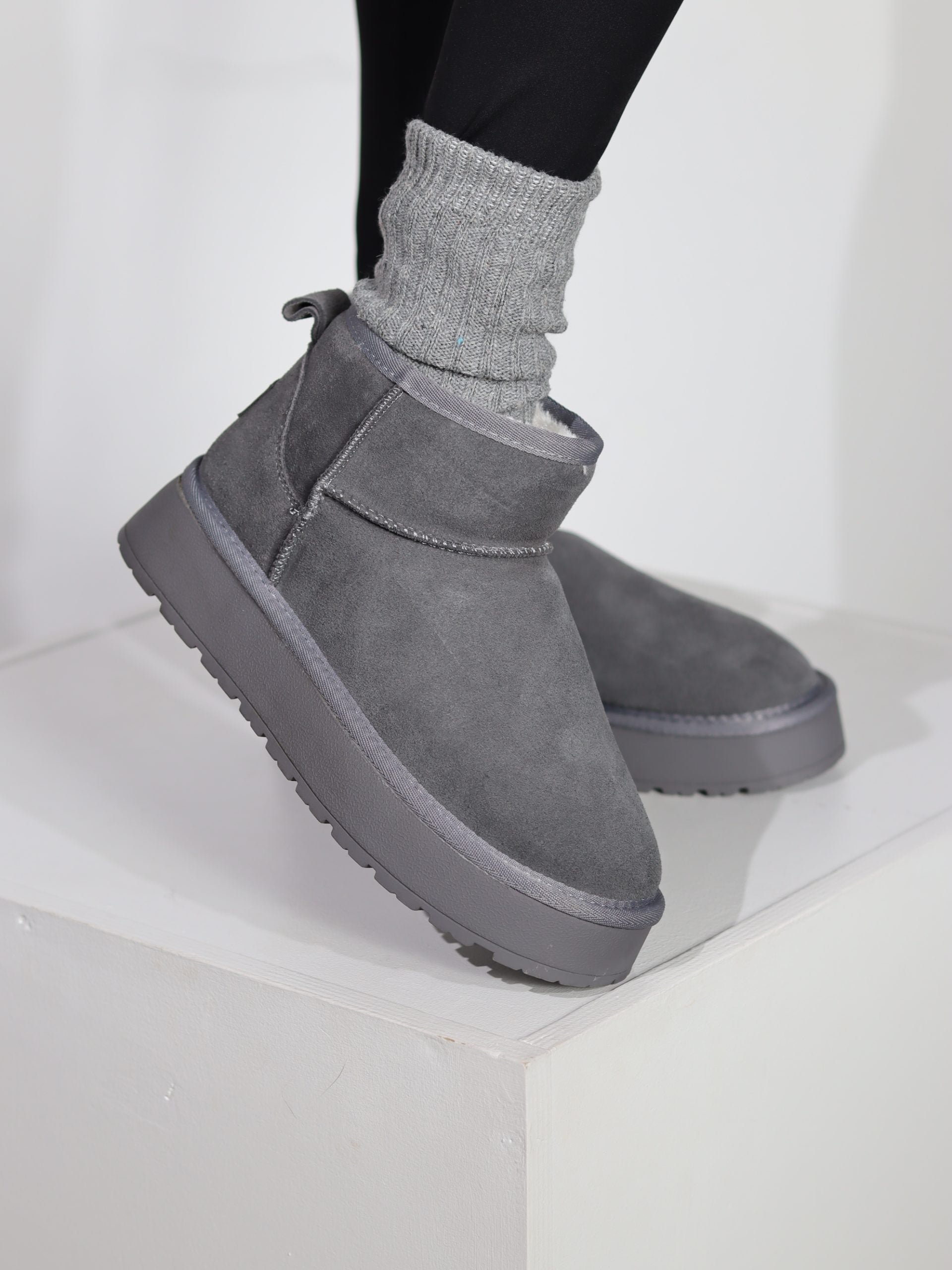 Pelēki d/zamšādas mini 'UGG' tipa zābaki - 17731