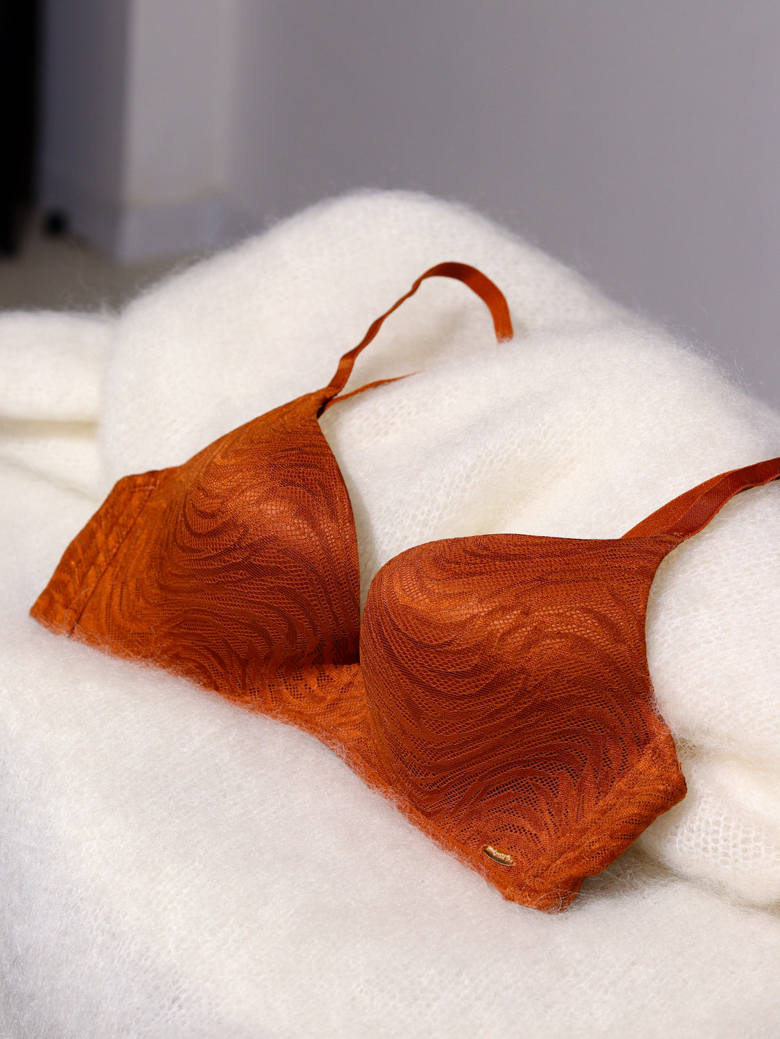 Brūns krūšturis ar reljefu - 14377