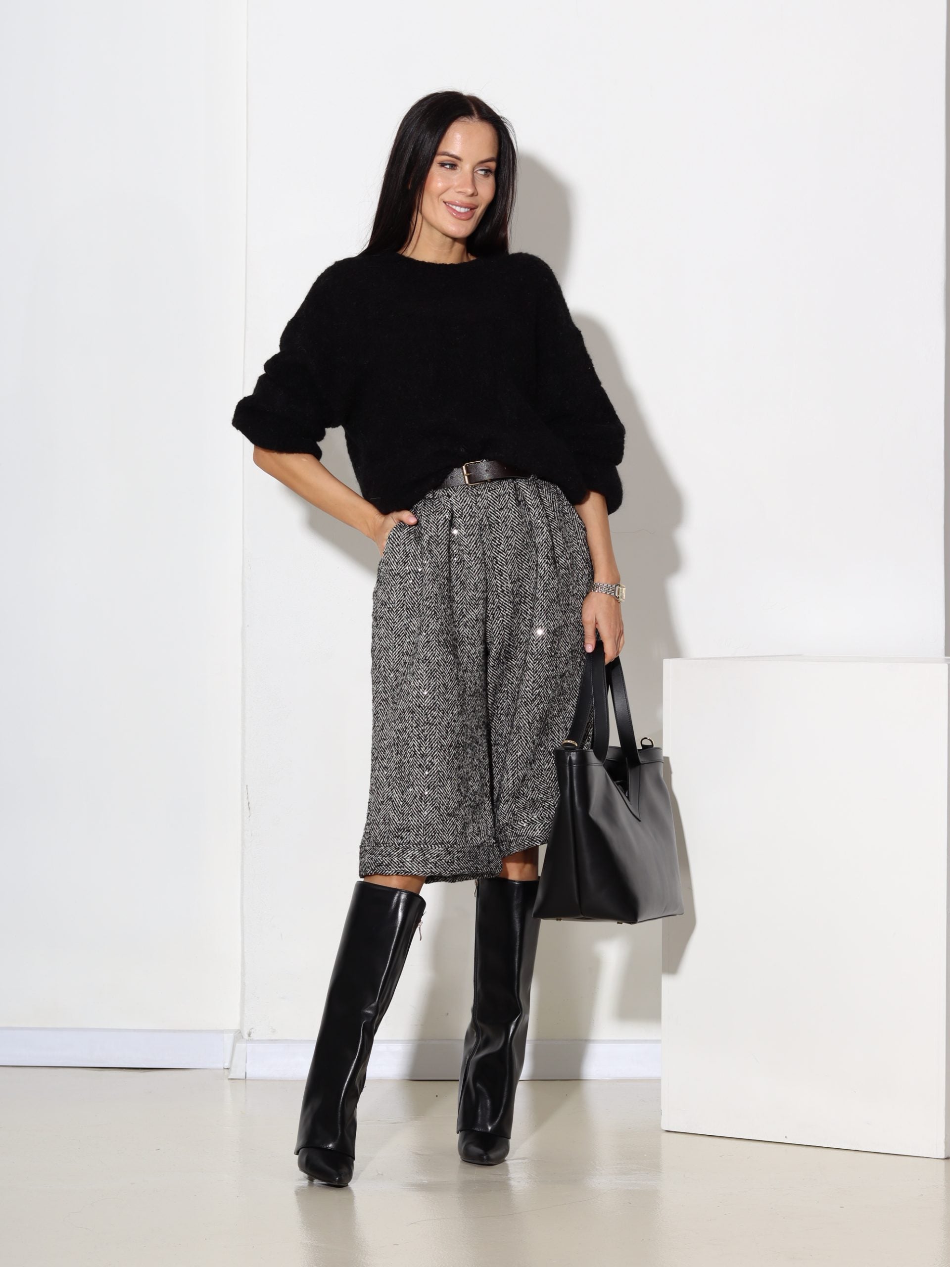 Balti/melni 'bermuda' šorti, bieza auduma ar mirdzumu- 17479