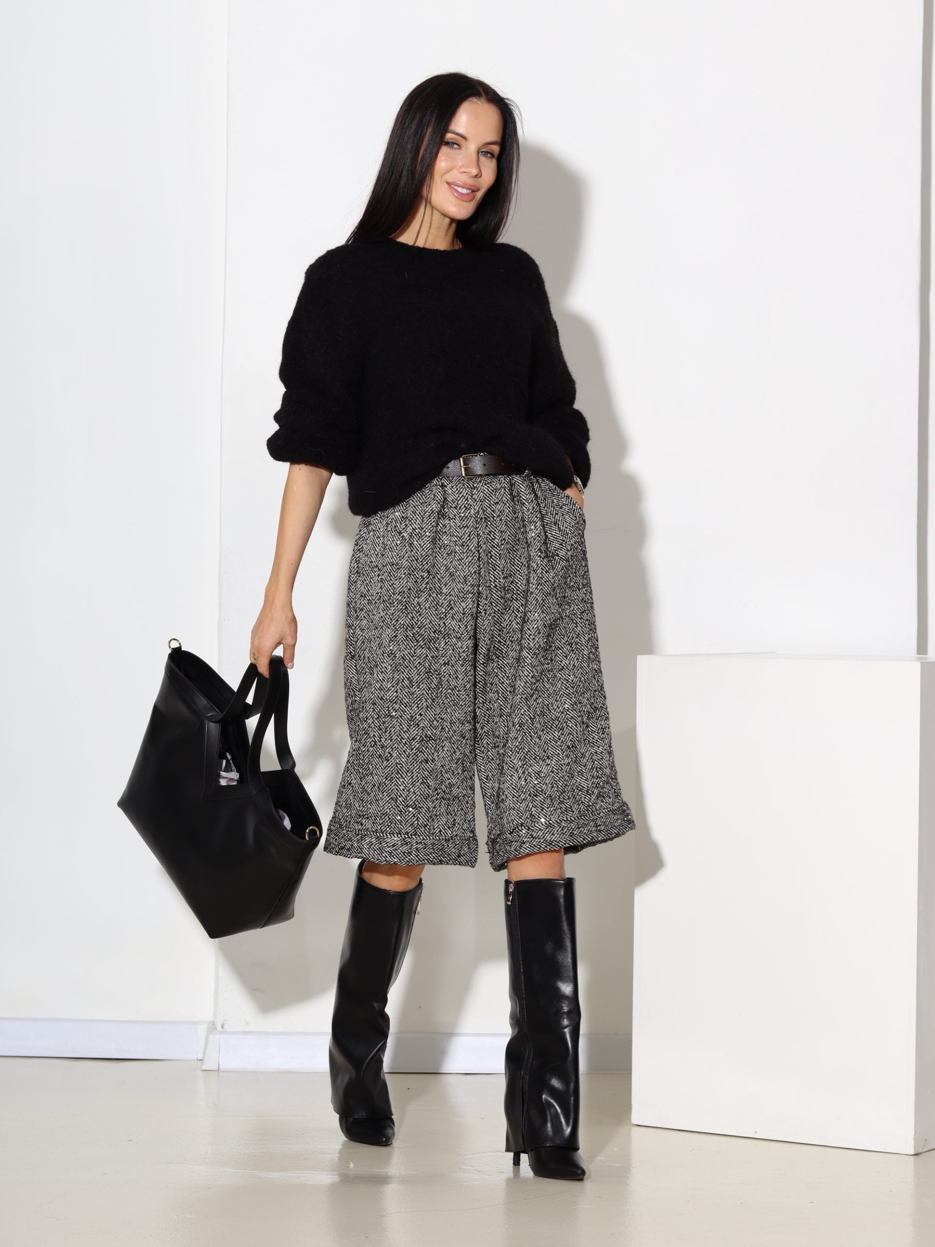 Balti/melni 'bermuda' šorti, bieza auduma ar mirdzumu- 17479