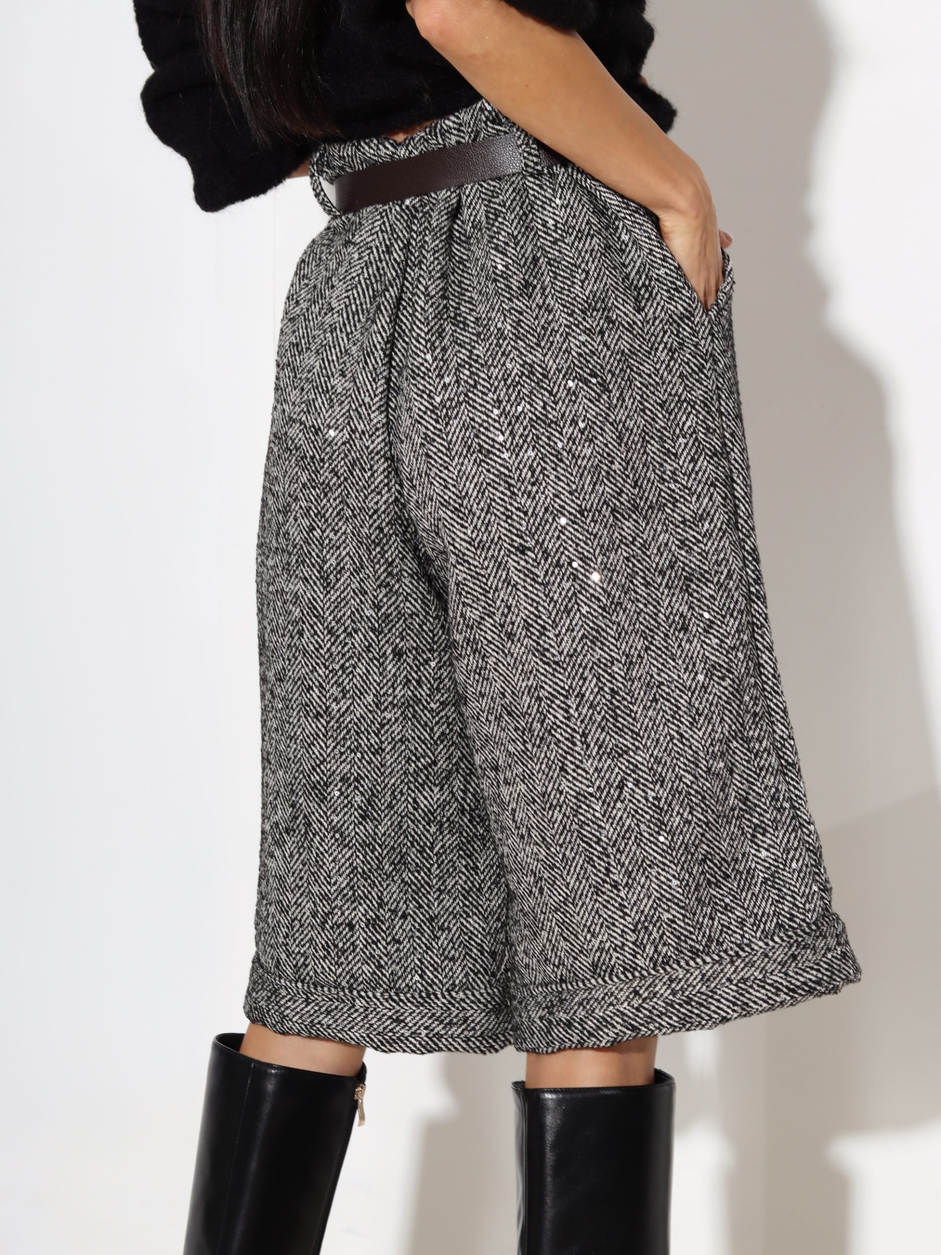 Balti/melni 'bermuda' šorti, bieza auduma ar mirdzumu- 17479