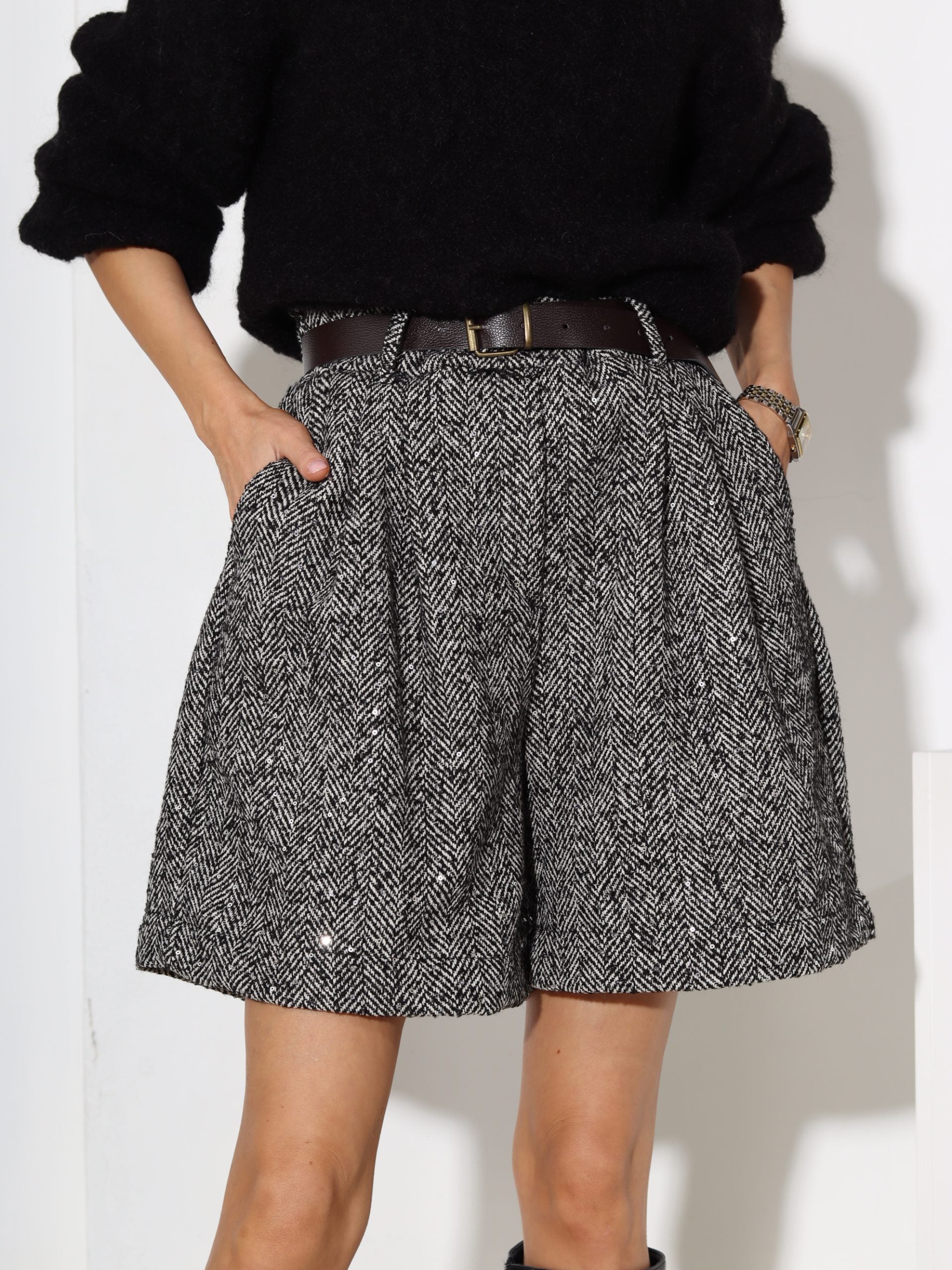 Balti/melni, īsi, bieza auduma šorti ar mirdzumu- 17477