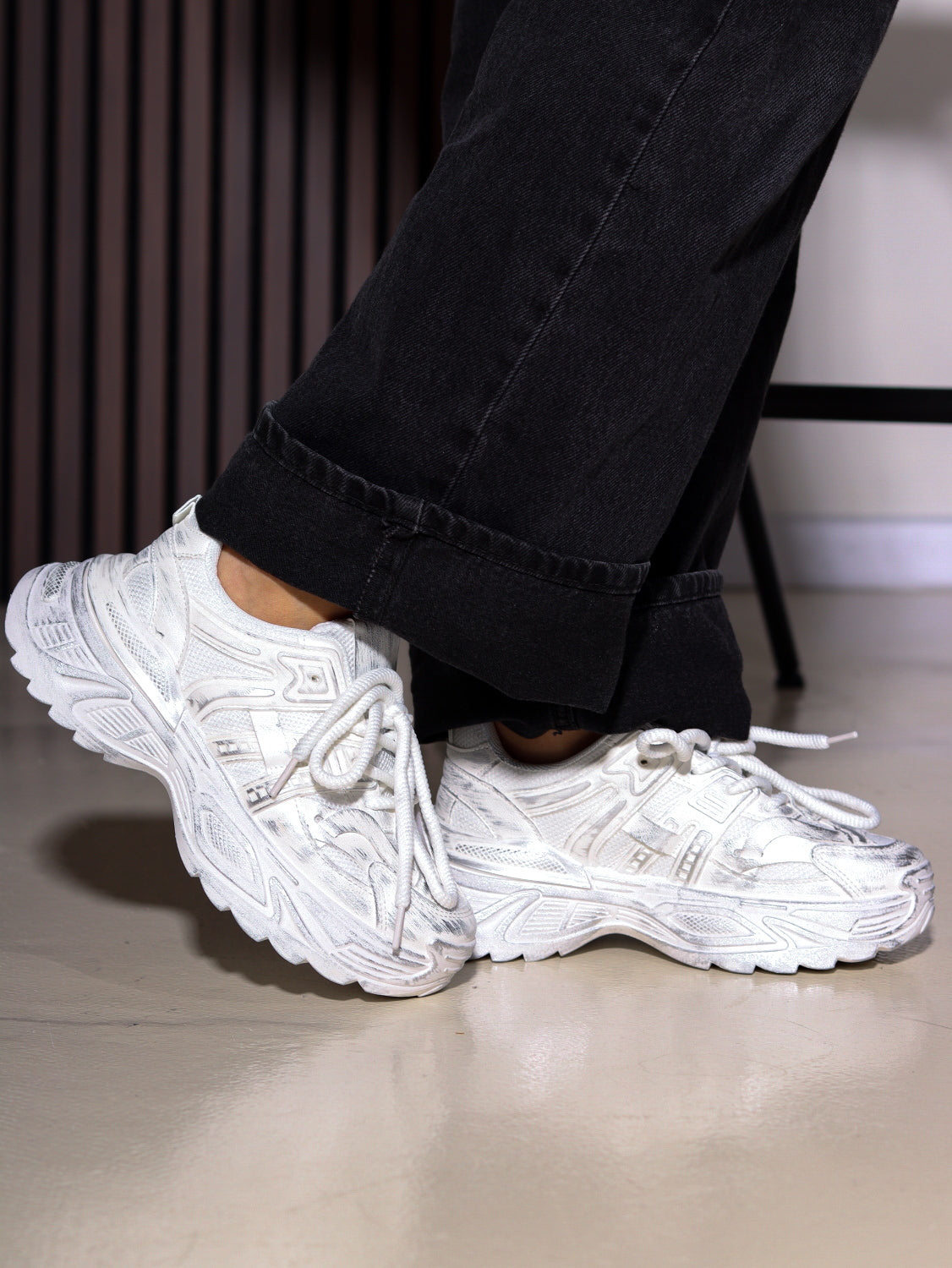 Balti brīvā laika apavi ar stilizētiem traipiem - 14413