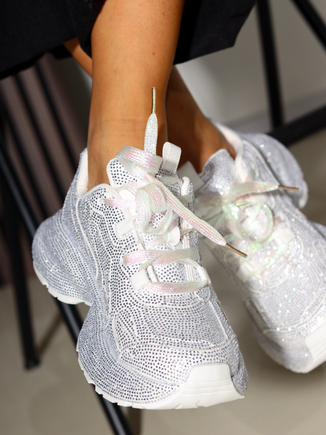 Balti, brīva laika apavi ar mirdzošu pārklājumu - 14417