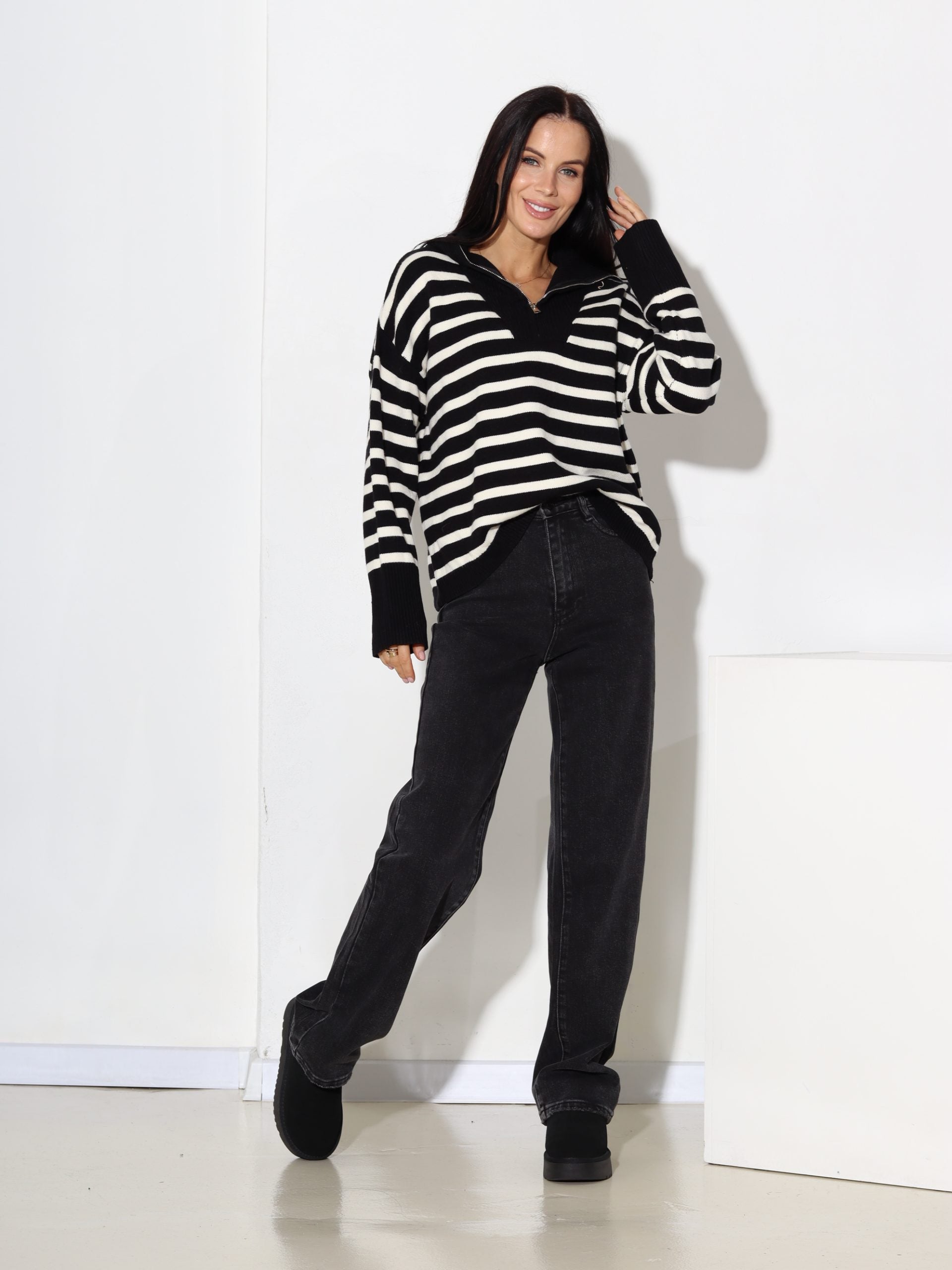 Balts/melns džemperis ar atveramu kakla atloku - 17468