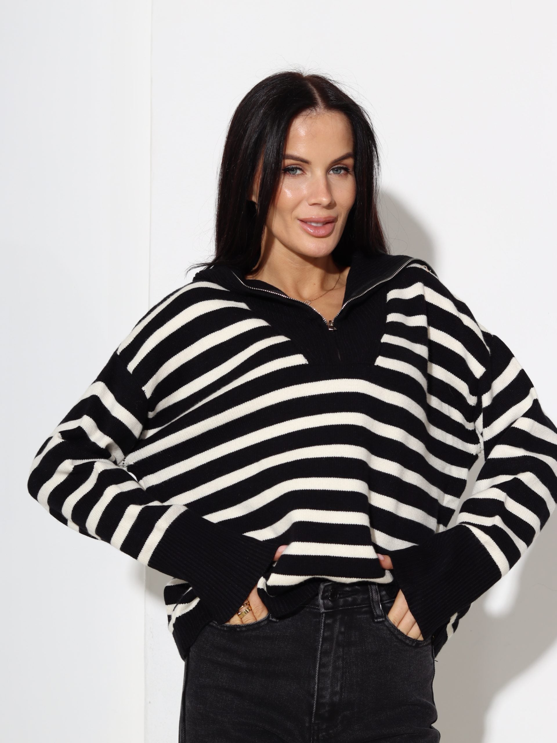 Balts/melns džemperis ar atveramu kakla atloku - 17468