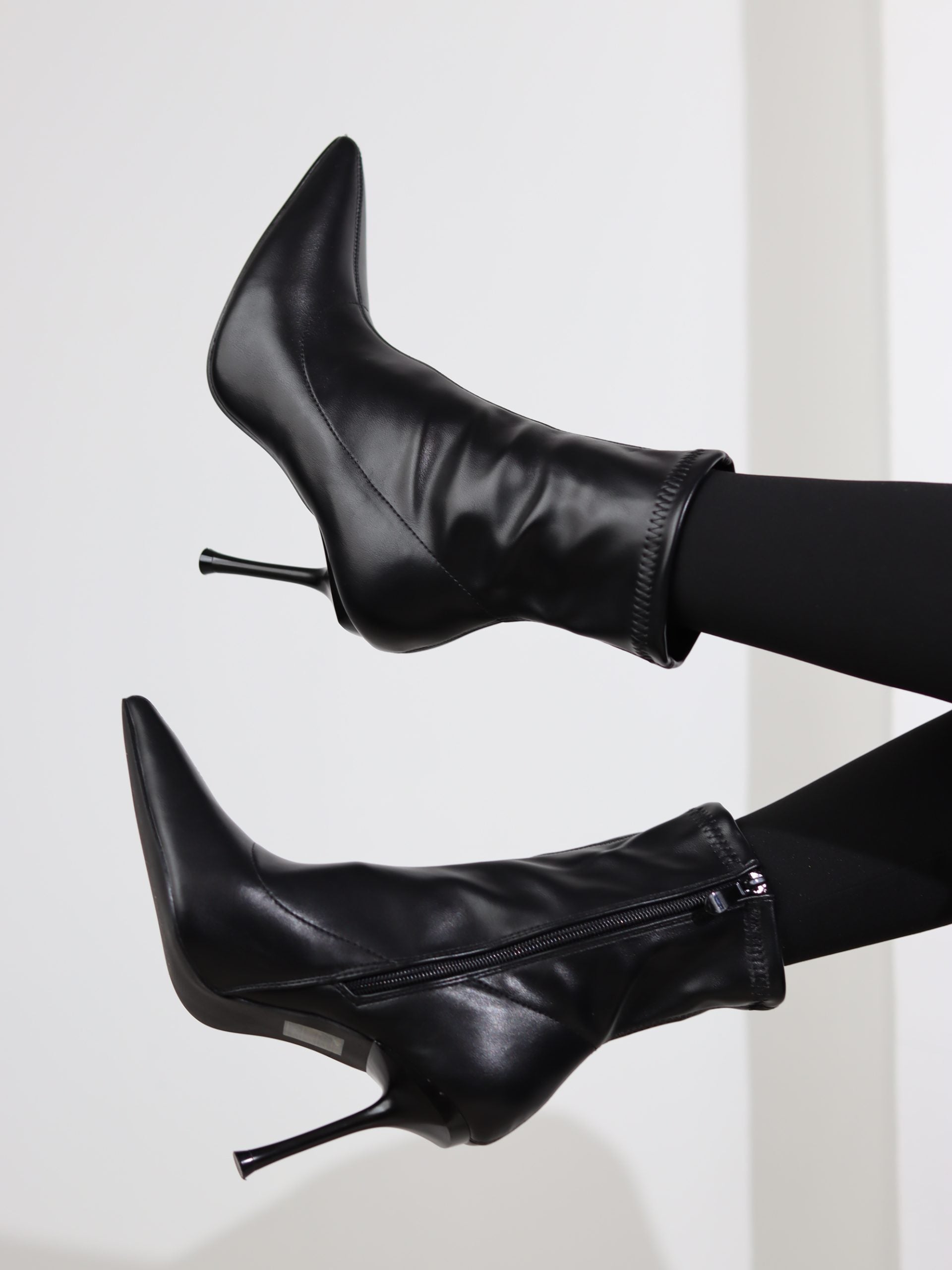 Melni, īsa garuma zeķzābaki ar smalku papēdi - 17432