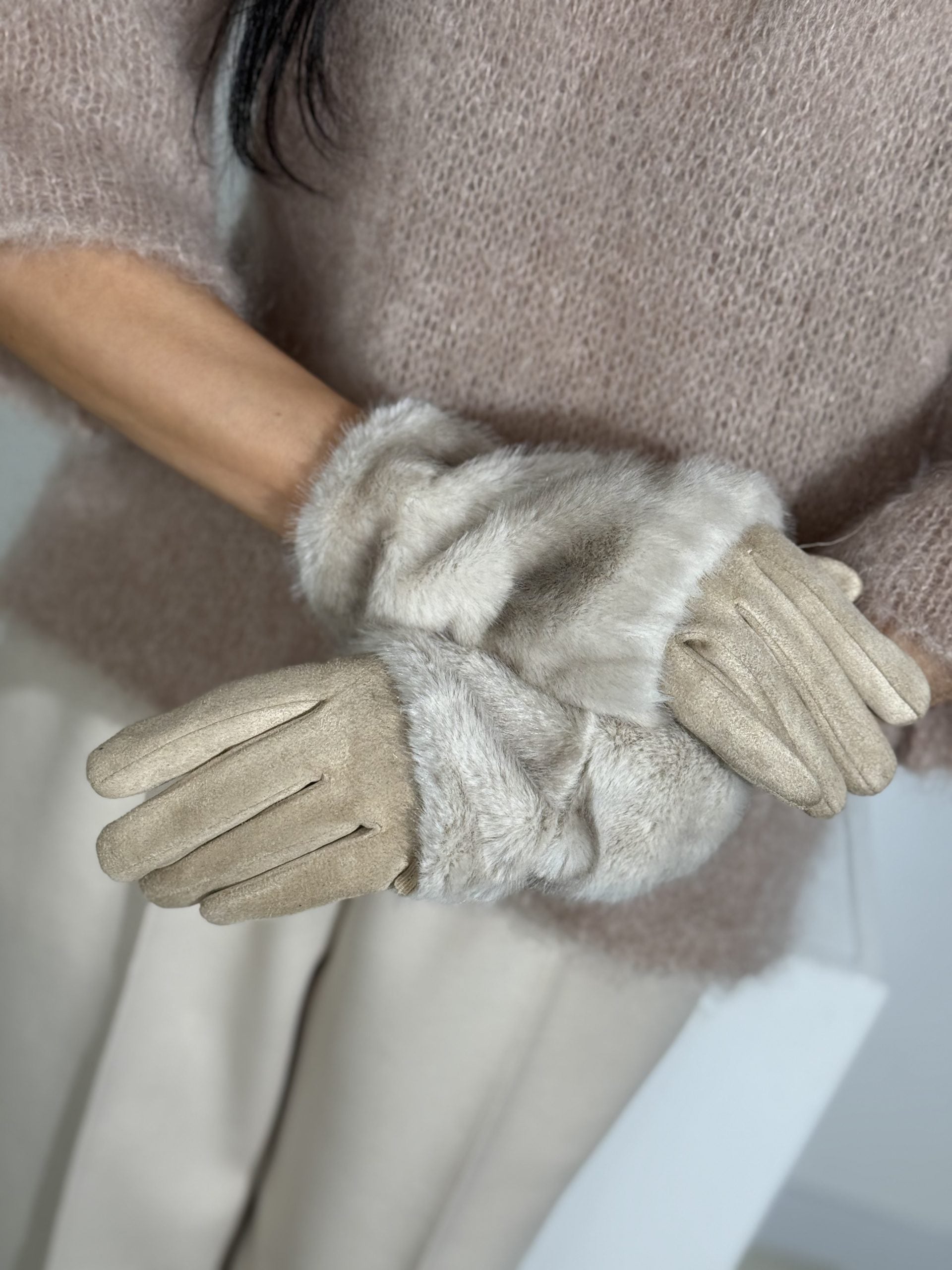 Bēši, mīksta materiāli cimdi ar pūku - 16990