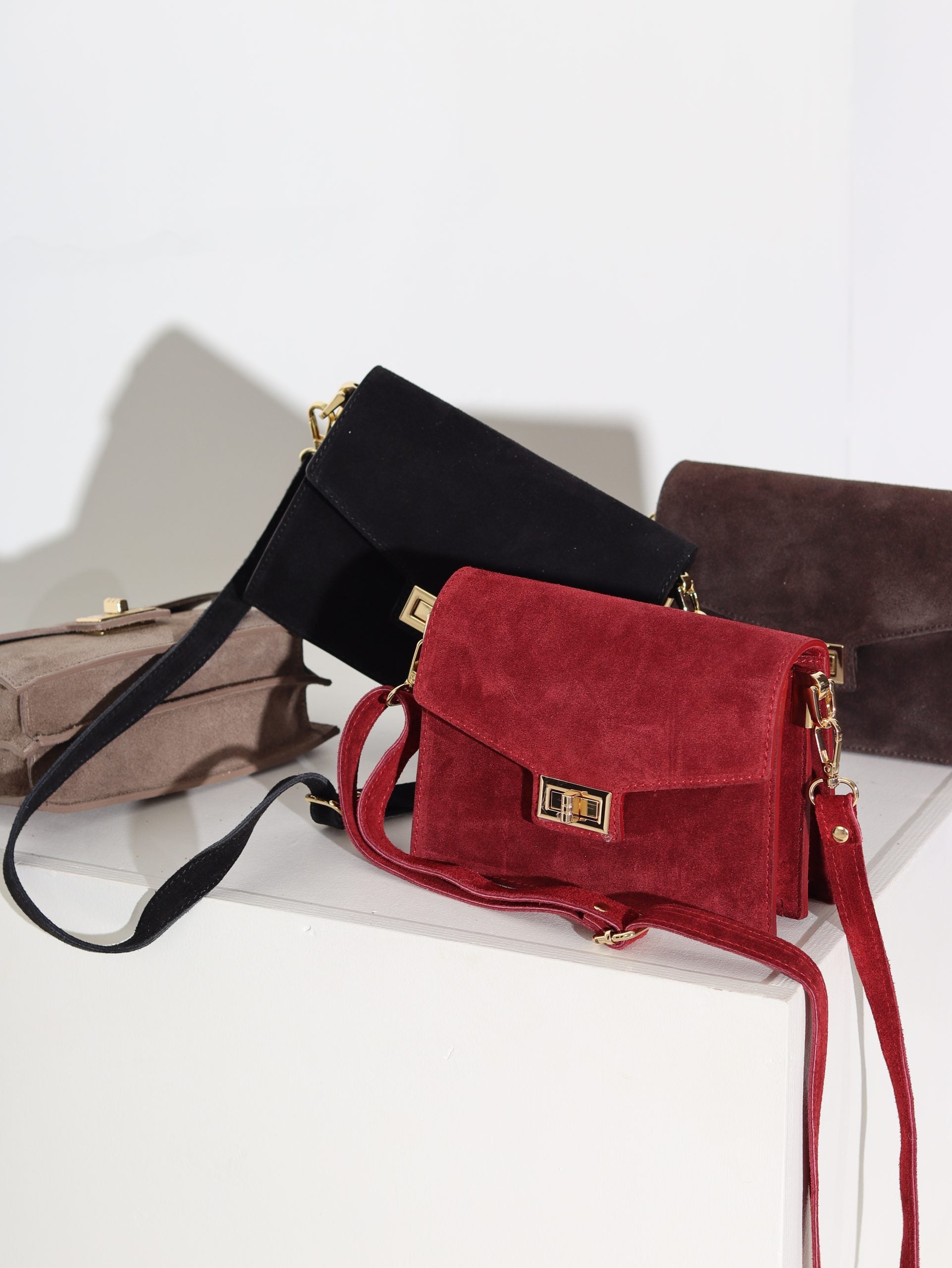 Sarkana zamšādas mazā soma ar zelta krāsas aizdari - 16368