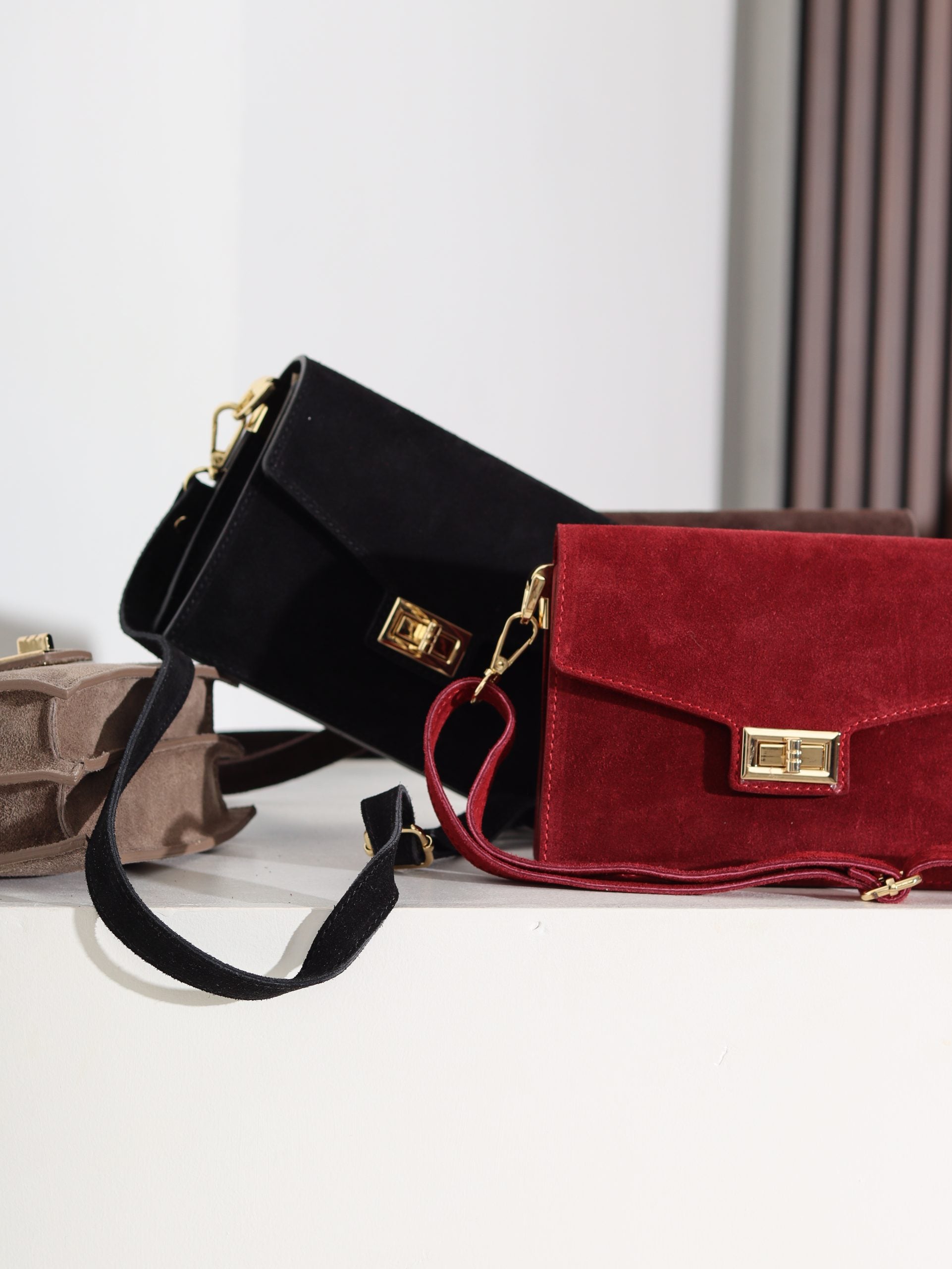 Sarkana zamšādas mazā soma ar zelta krāsas aizdari - 16368