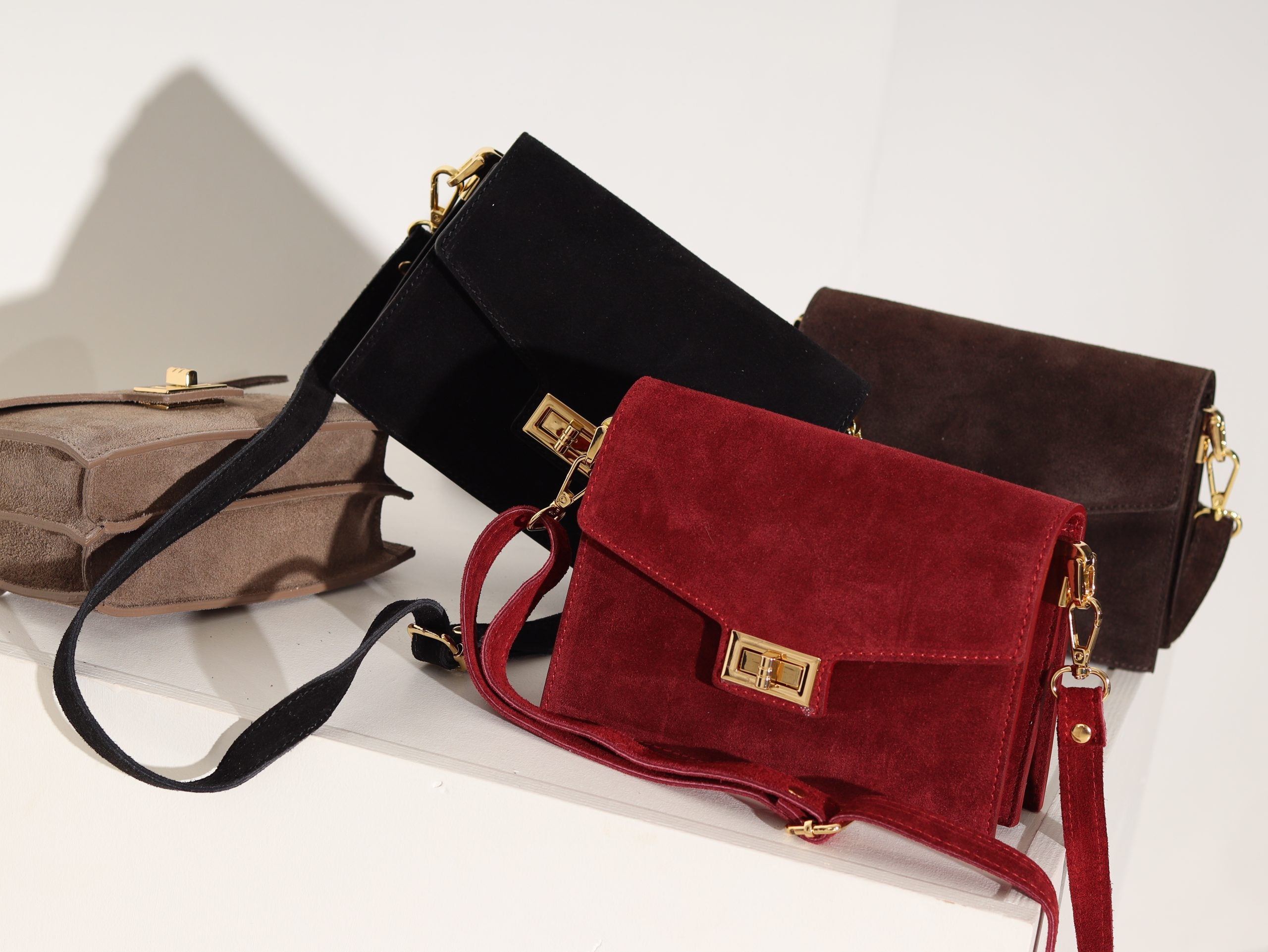 Sarkana zamšādas mazā soma ar zelta krāsas aizdari - 16368