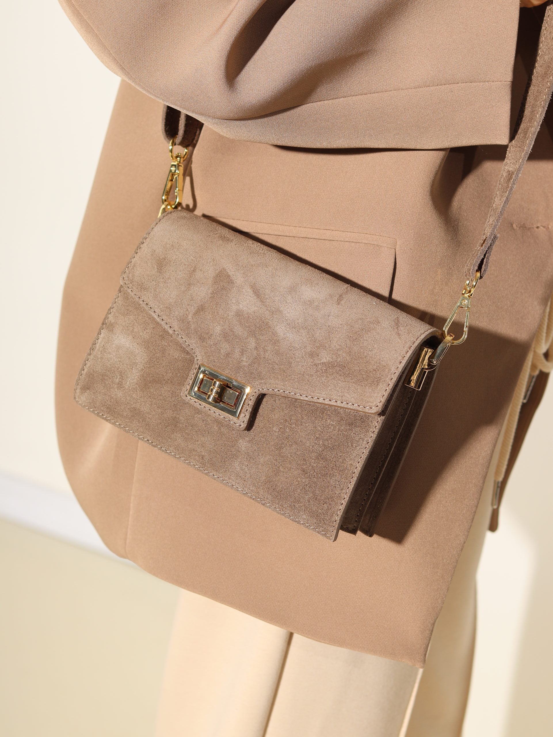 Taupe, zamšādas mazā soma ar zelta krāsas aizdari - 16369