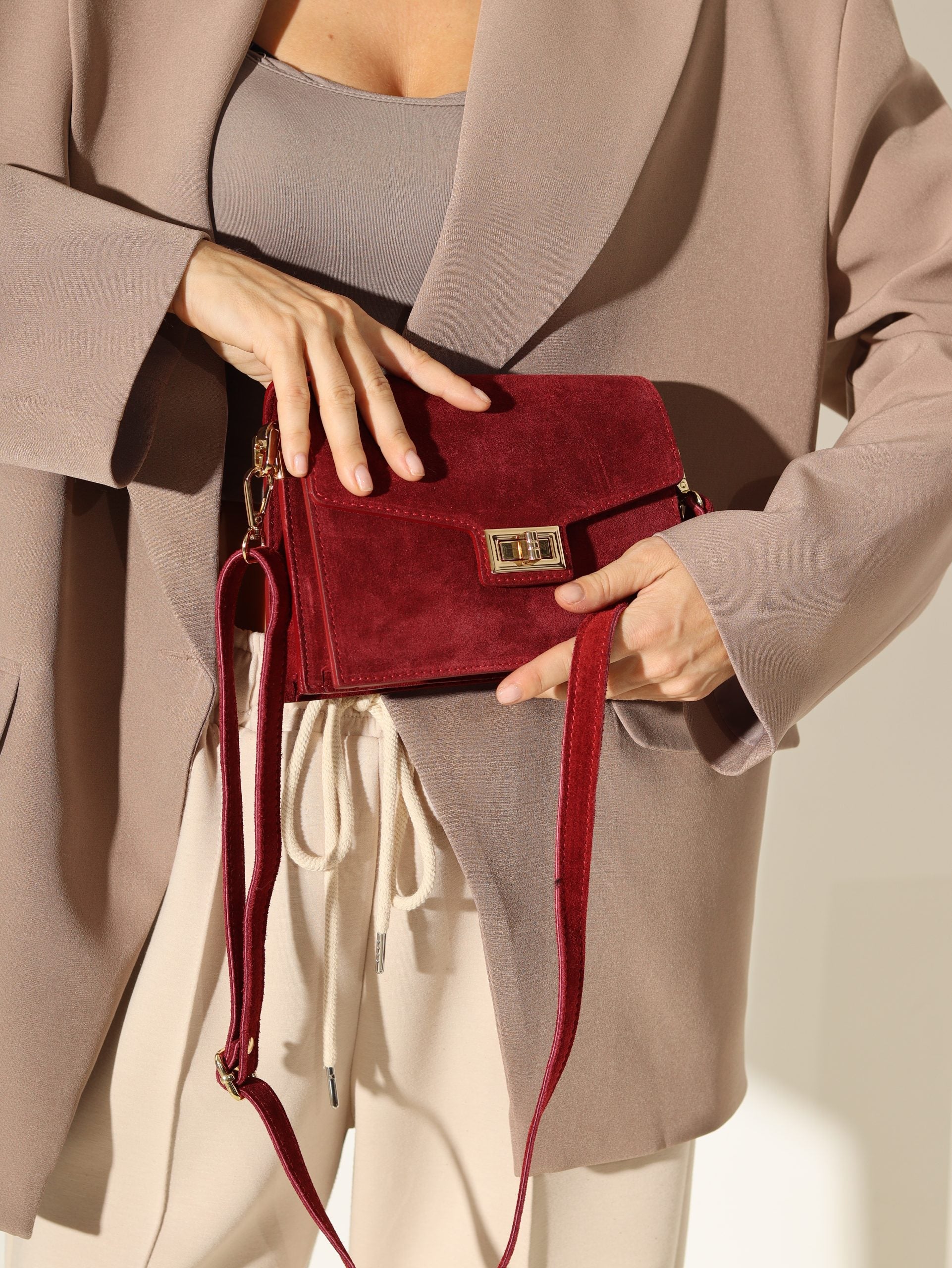 Sarkana zamšādas mazā soma ar zelta krāsas aizdari - 16368