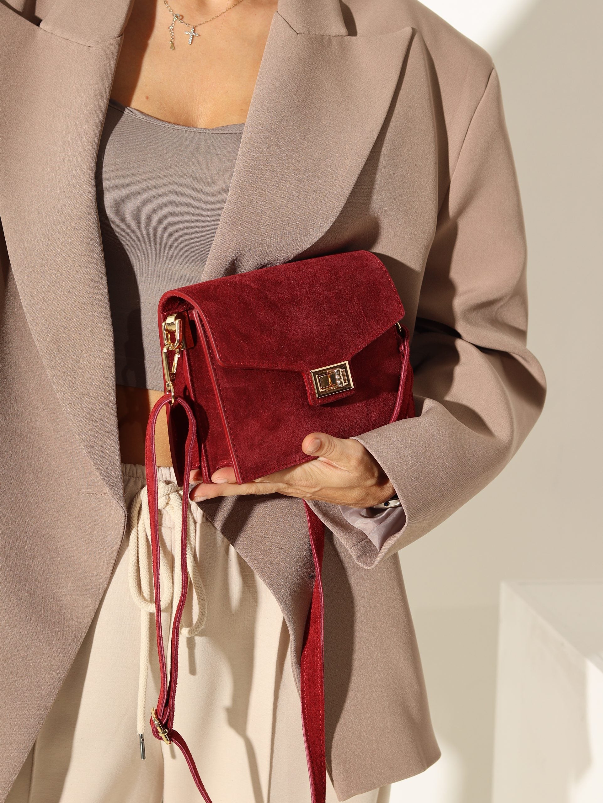 Sarkana zamšādas mazā soma ar zelta krāsas aizdari - 16368