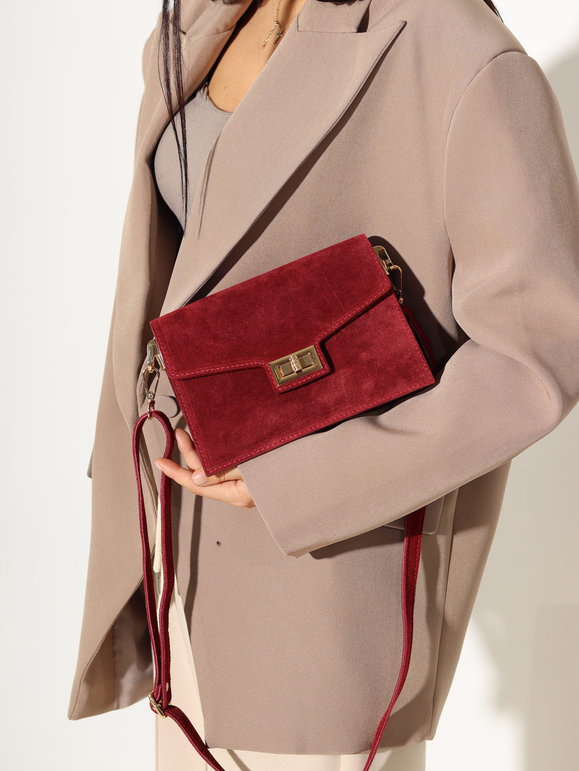 Sarkana zamšādas mazā soma ar zelta krāsas aizdari - 16368