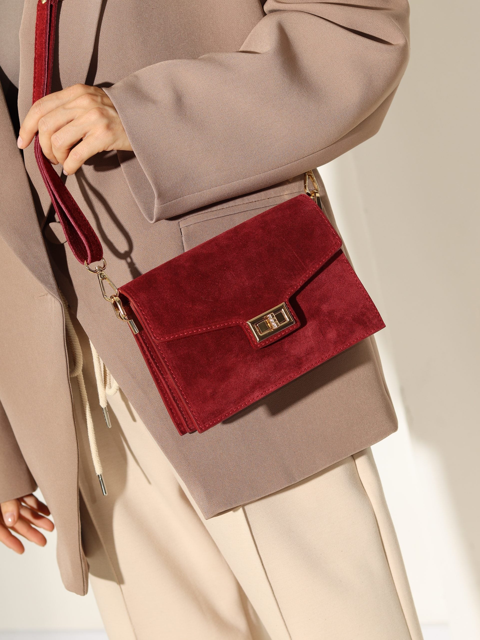 Sarkana zamšādas mazā soma ar zelta krāsas aizdari - 16368