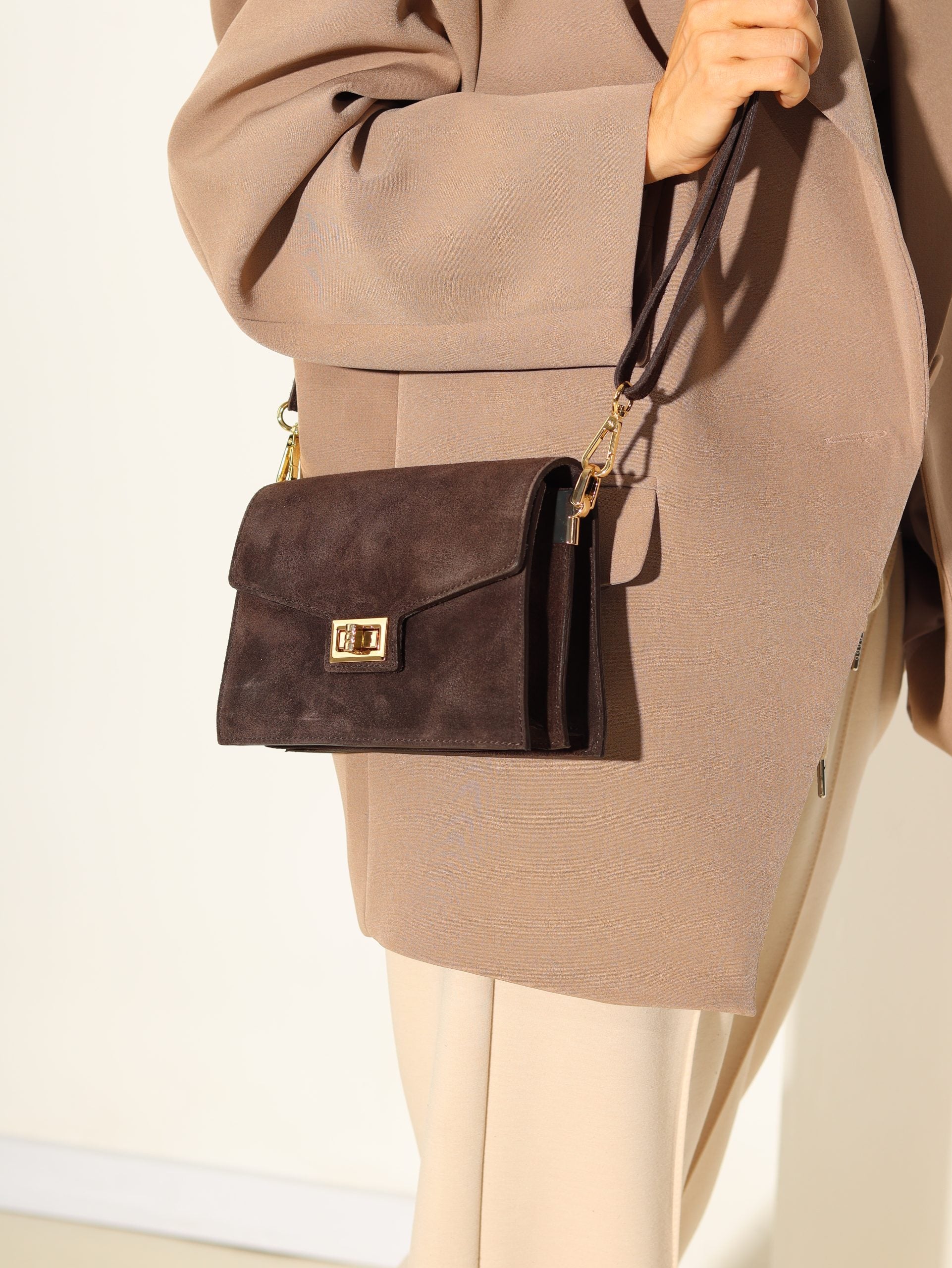 Šoko/brūna zamšādas mazā soma ar zelta krāsas aizdari - 16367