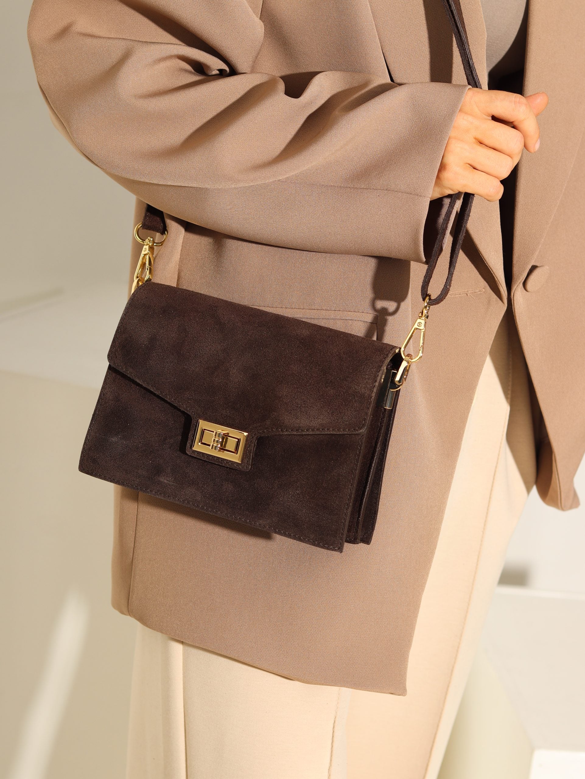 Šoko/brūna zamšādas mazā soma ar zelta krāsas aizdari - 16367