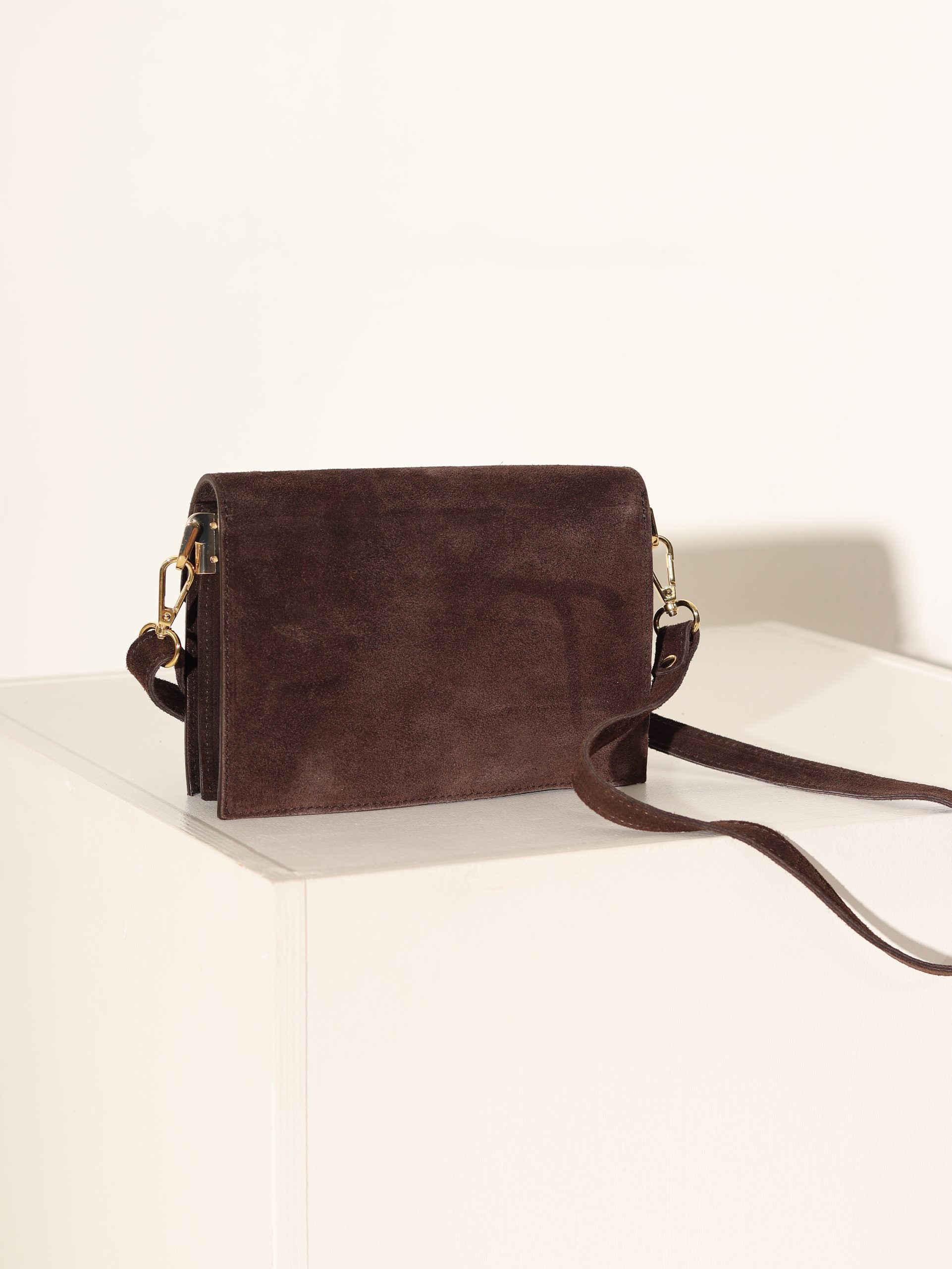 Šoko/brūna zamšādas mazā soma ar zelta krāsas aizdari - 16367