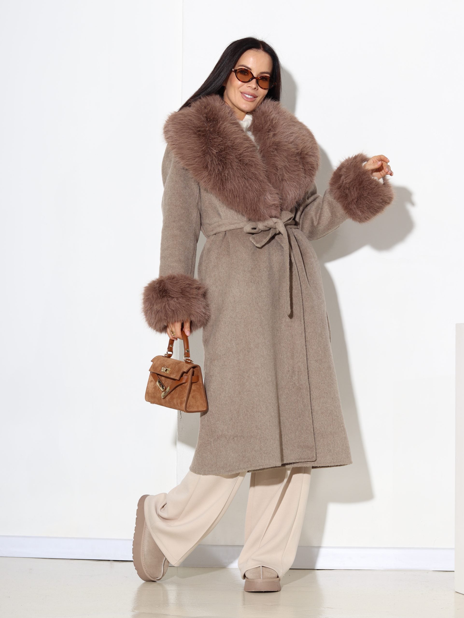 Taupes tonī vilnas mētelis ar spalvas akcentu - 17045