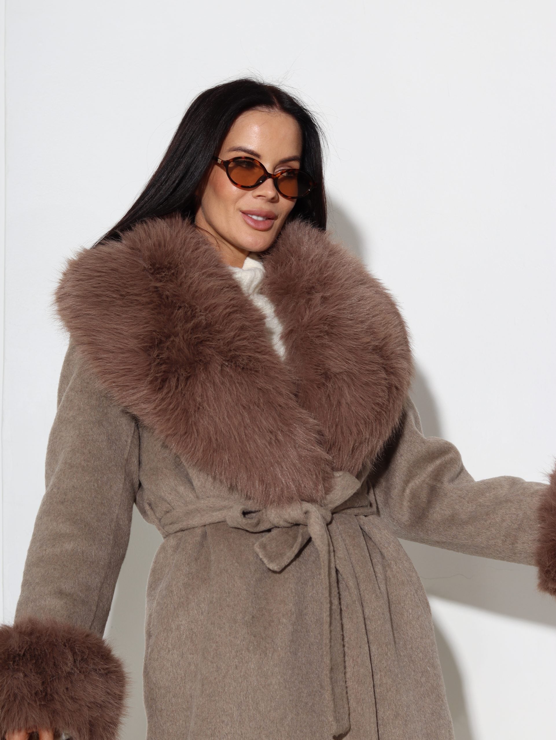 Taupes tonī vilnas mētelis ar spalvas akcentu - 17045