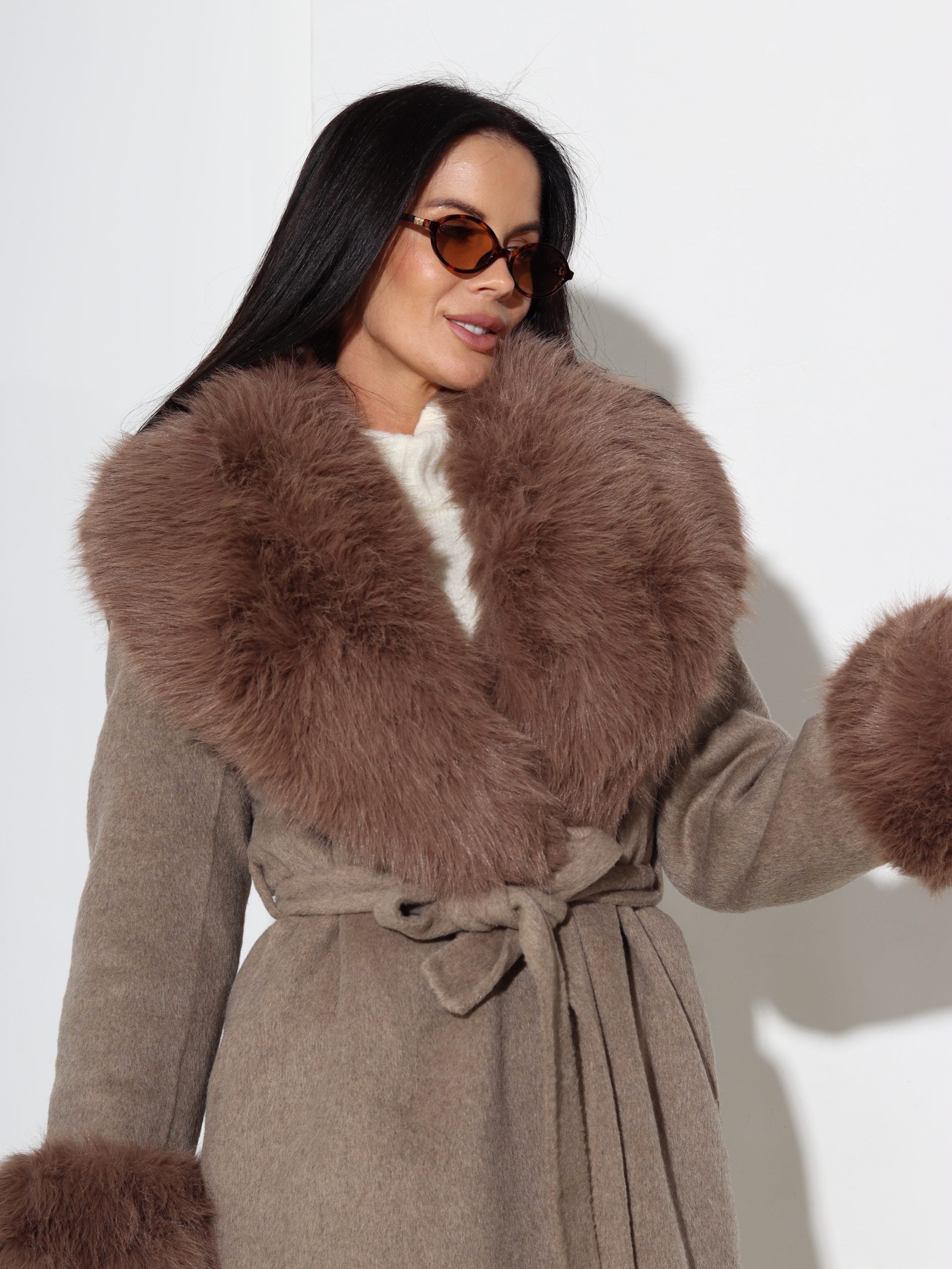 Taupes tonī vilnas mētelis ar spalvas akcentu - 17045