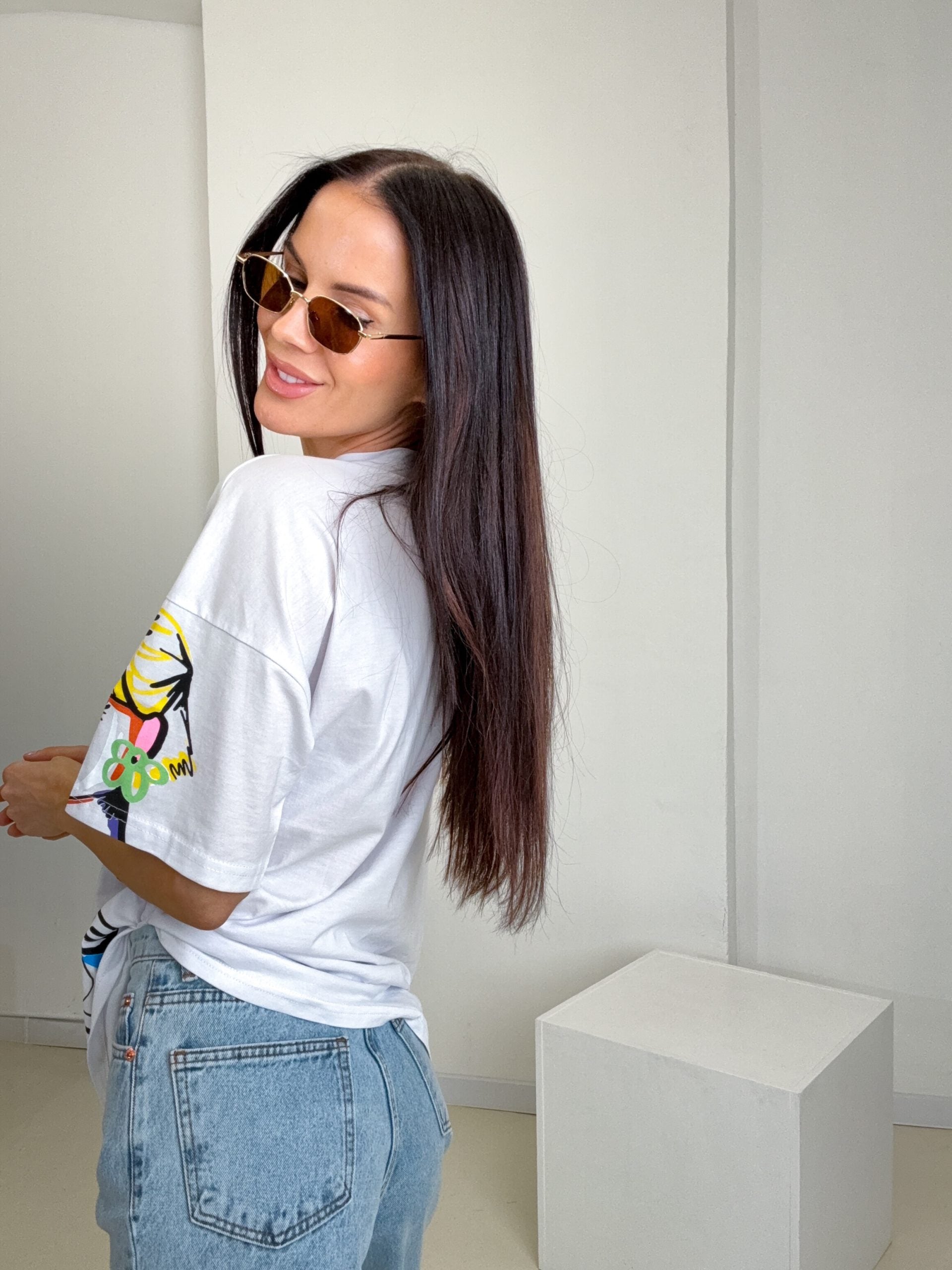 Balts tops ar sieviešu sejas siluetu - 14952