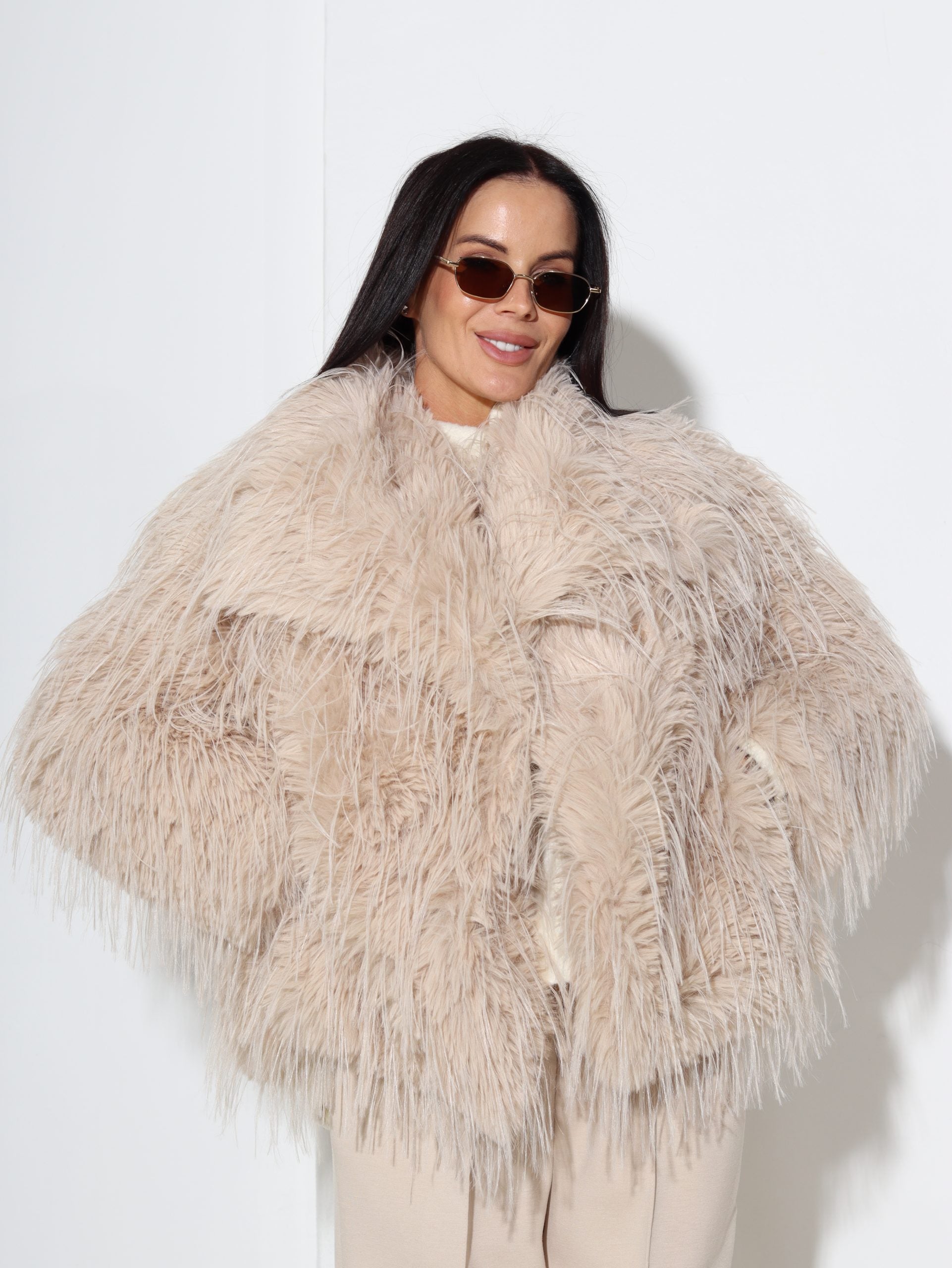 Bēšs m/ā kažociņš ar dažāda garuma spalviņu - 17034