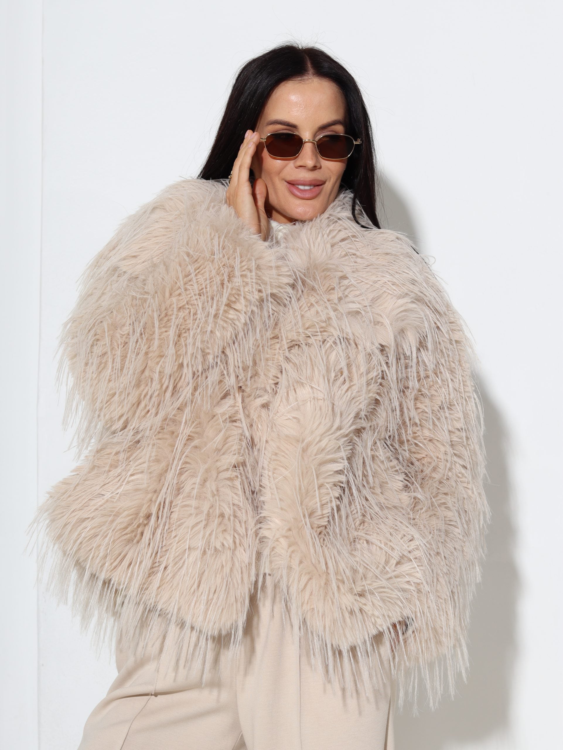 Bēšs m/ā kažociņš ar dažāda garuma spalviņu - 17034