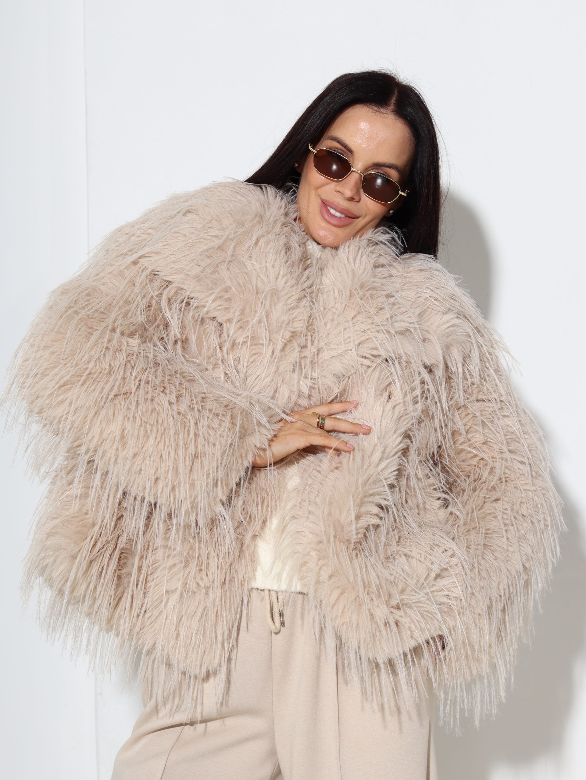 Bēšs m/ā kažociņš ar dažāda garuma spalviņu - 17034