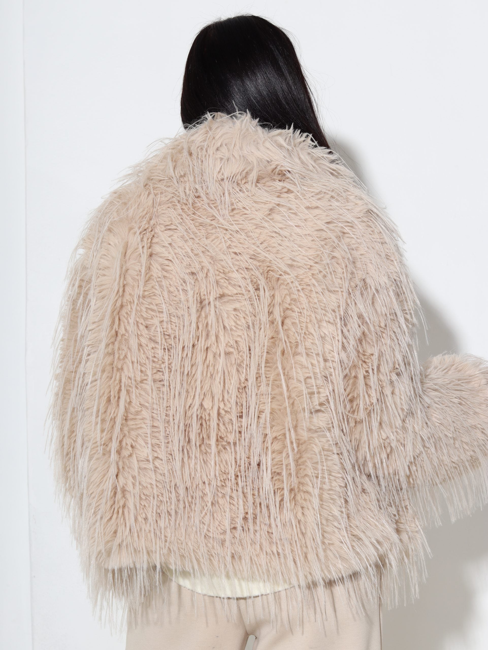 Bēšs m/ā kažociņš ar dažāda garuma spalviņu - 17034