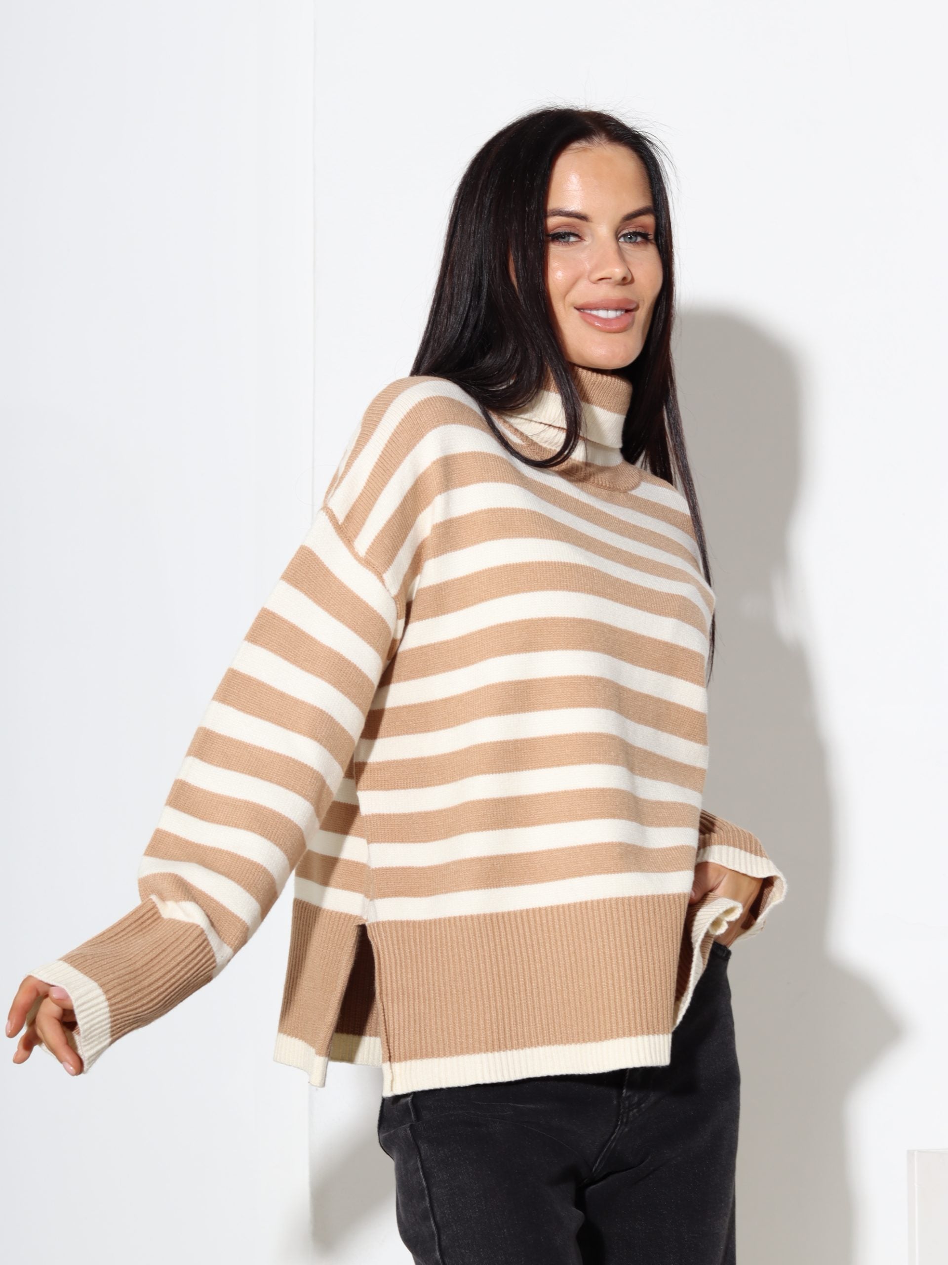 Camel svītrains džemperis ar augstu kakla daļu - 17469