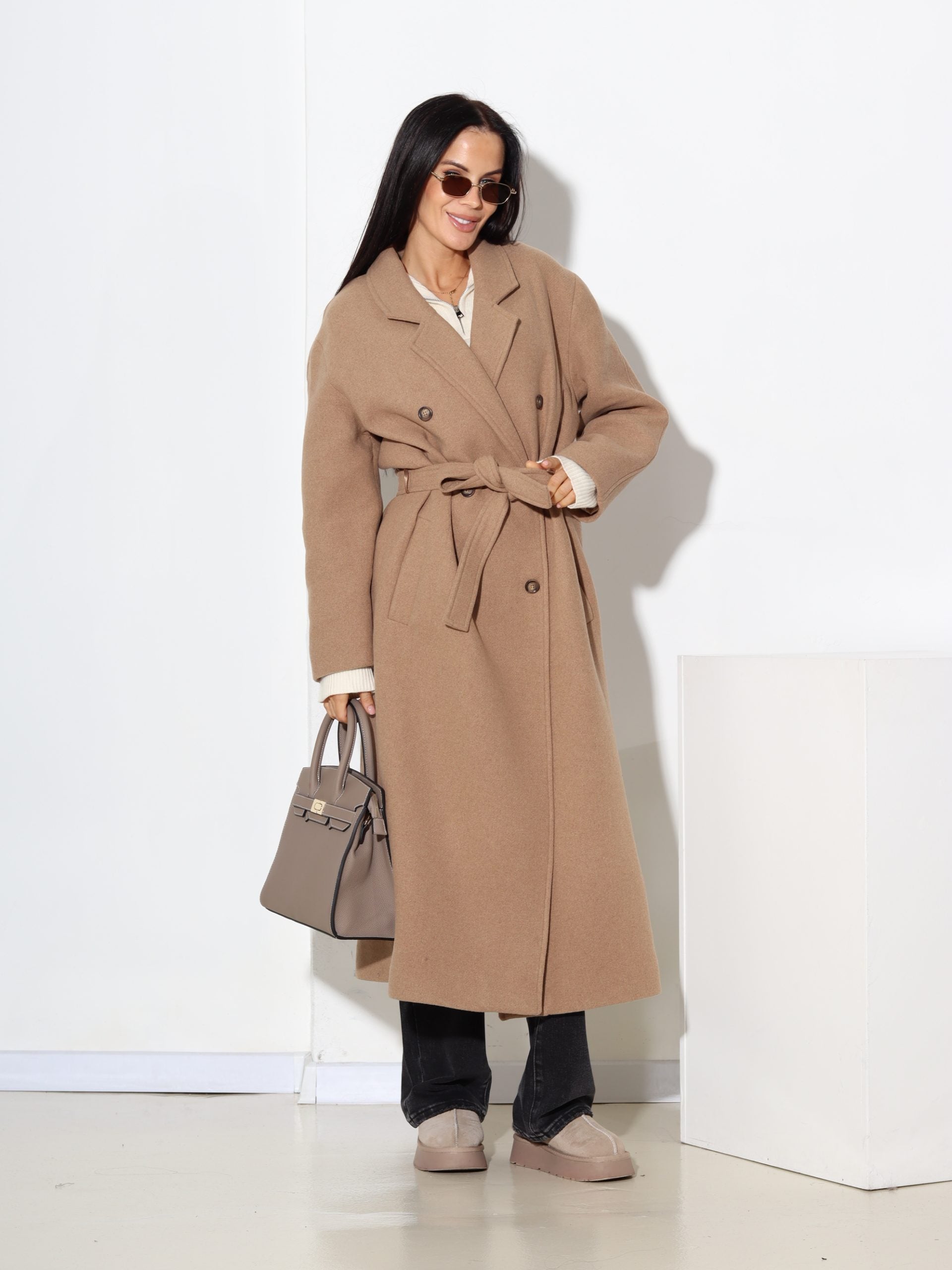 Bēšas krāsas mētelis ar jostiņu, vilnu sastāvā - 17445