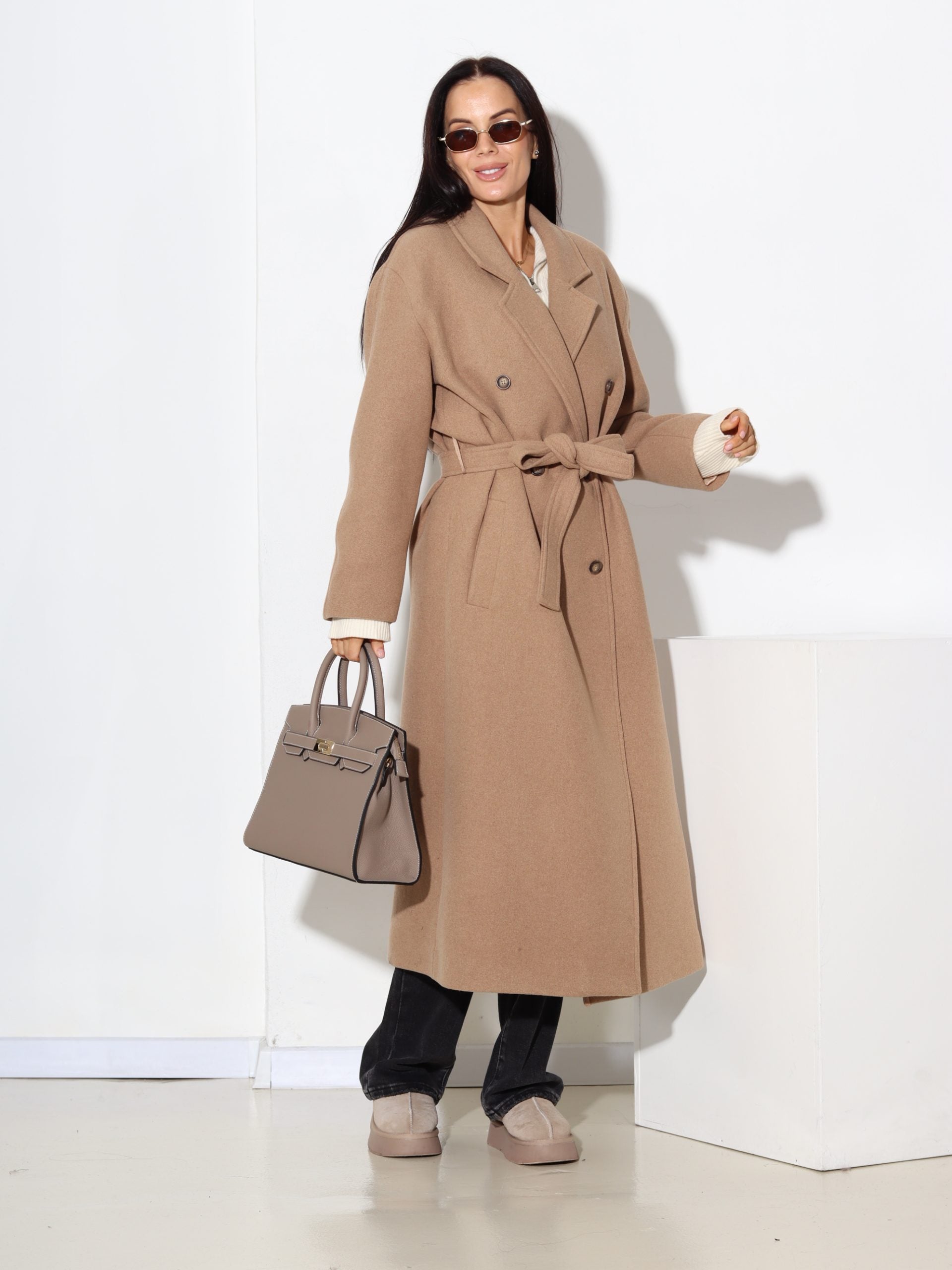 Bēšas krāsas mētelis ar jostiņu, vilnu sastāvā - 17445