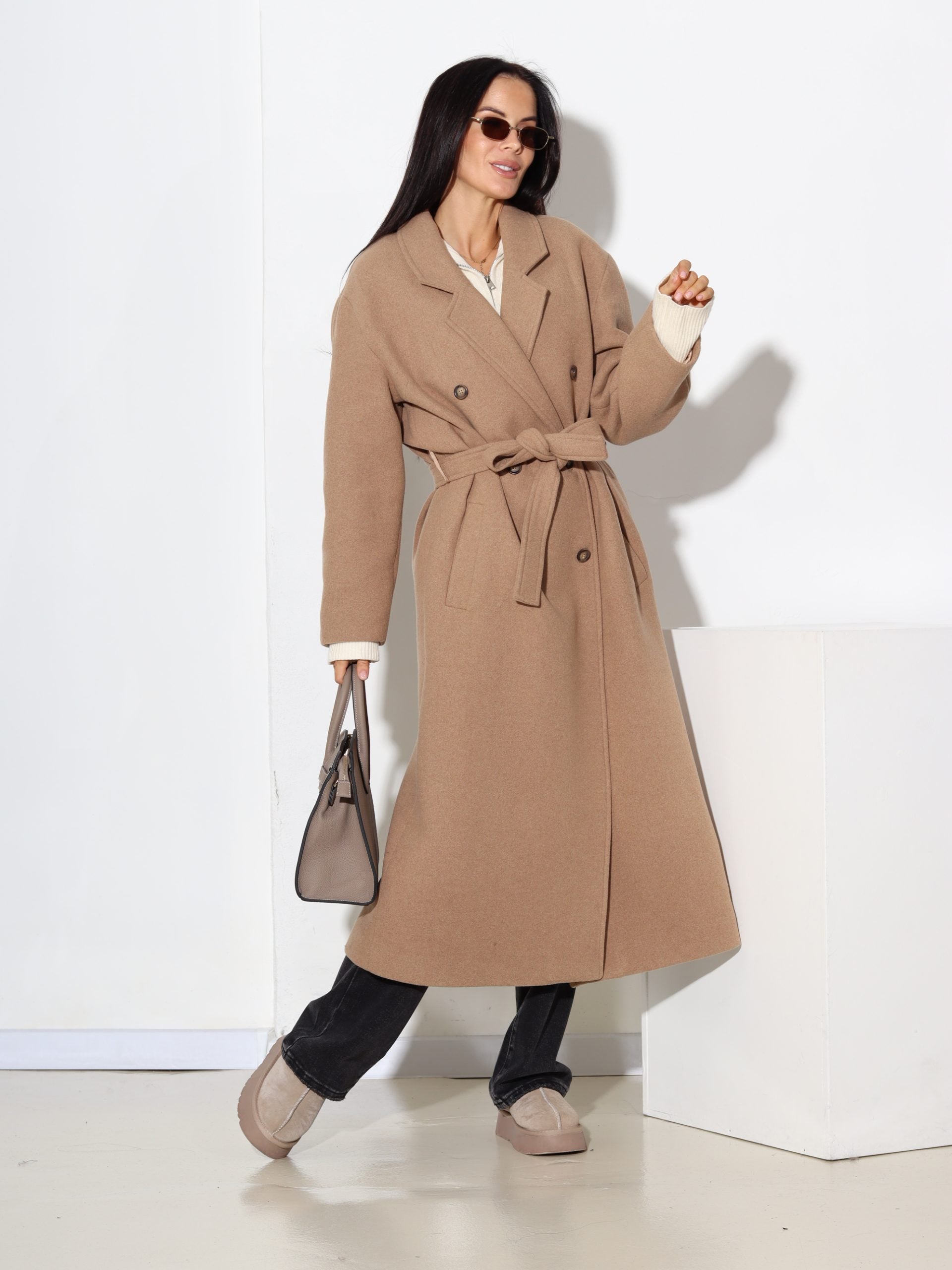 Bēšas krāsas mētelis ar jostiņu, vilnu sastāvā - 17445