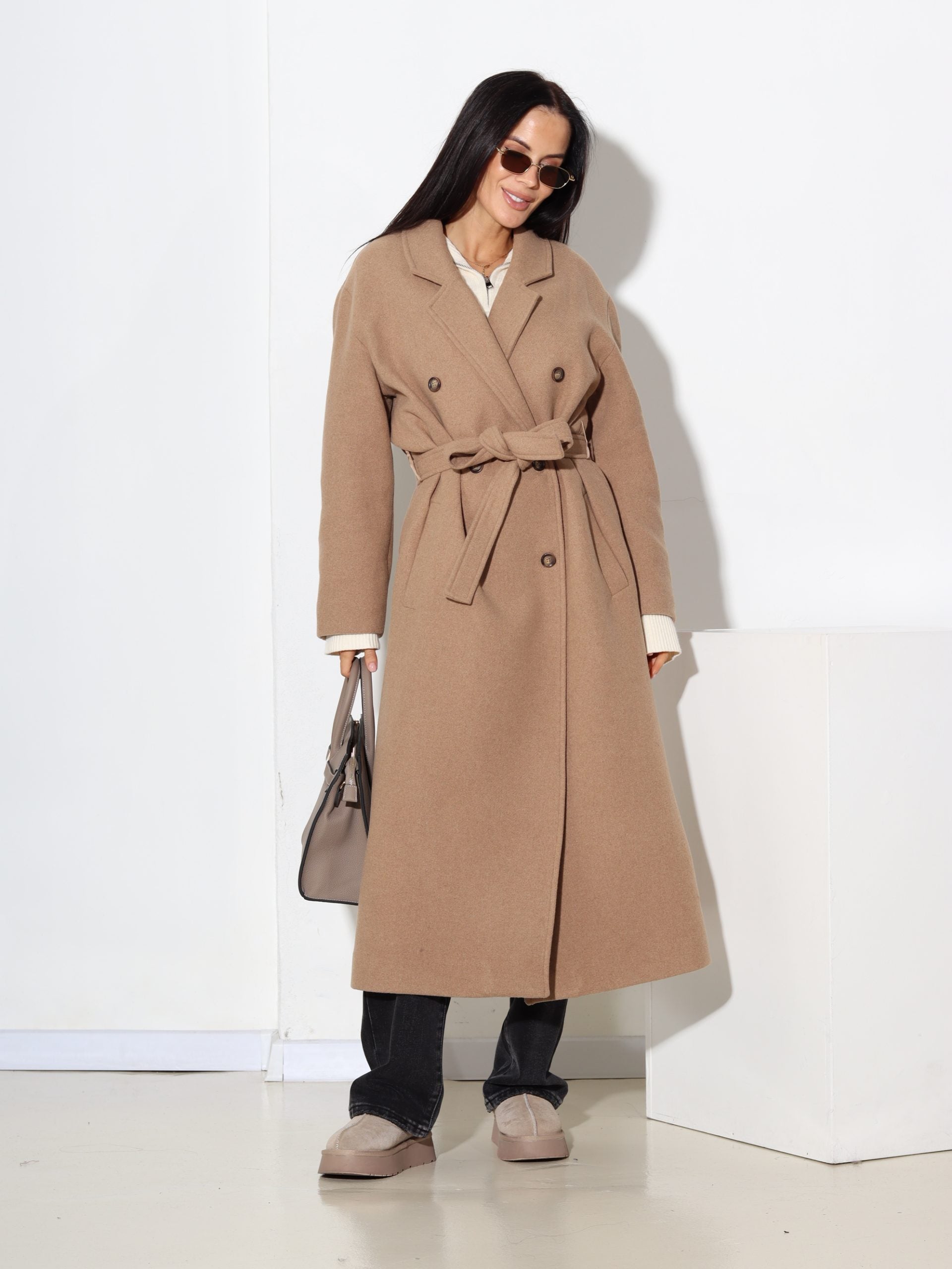 Bēšas krāsas mētelis ar jostiņu, vilnu sastāvā - 17445