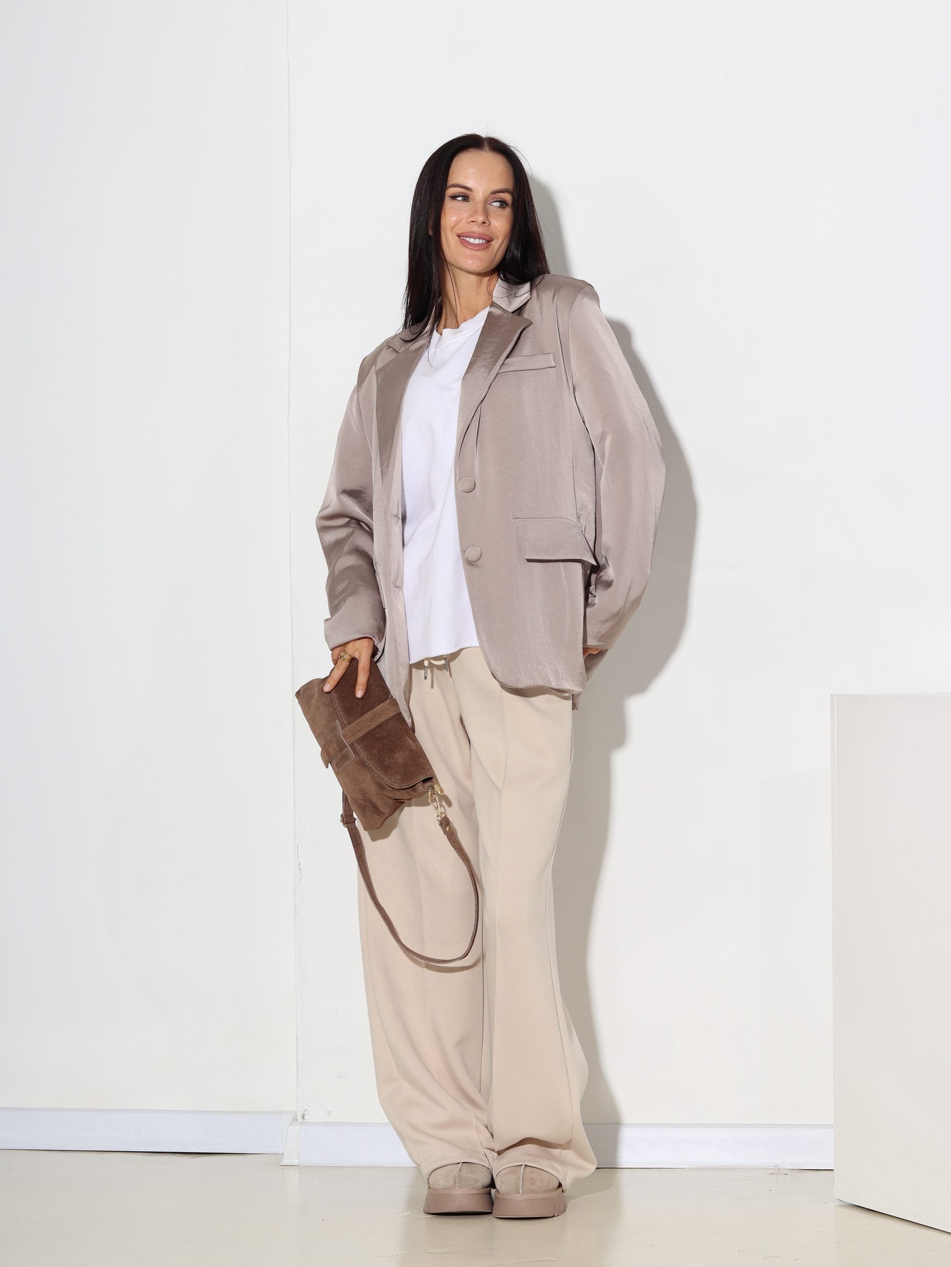 Taupes krāsas zīdīga auduma žakete ar 2 pogu aizdari - 16408