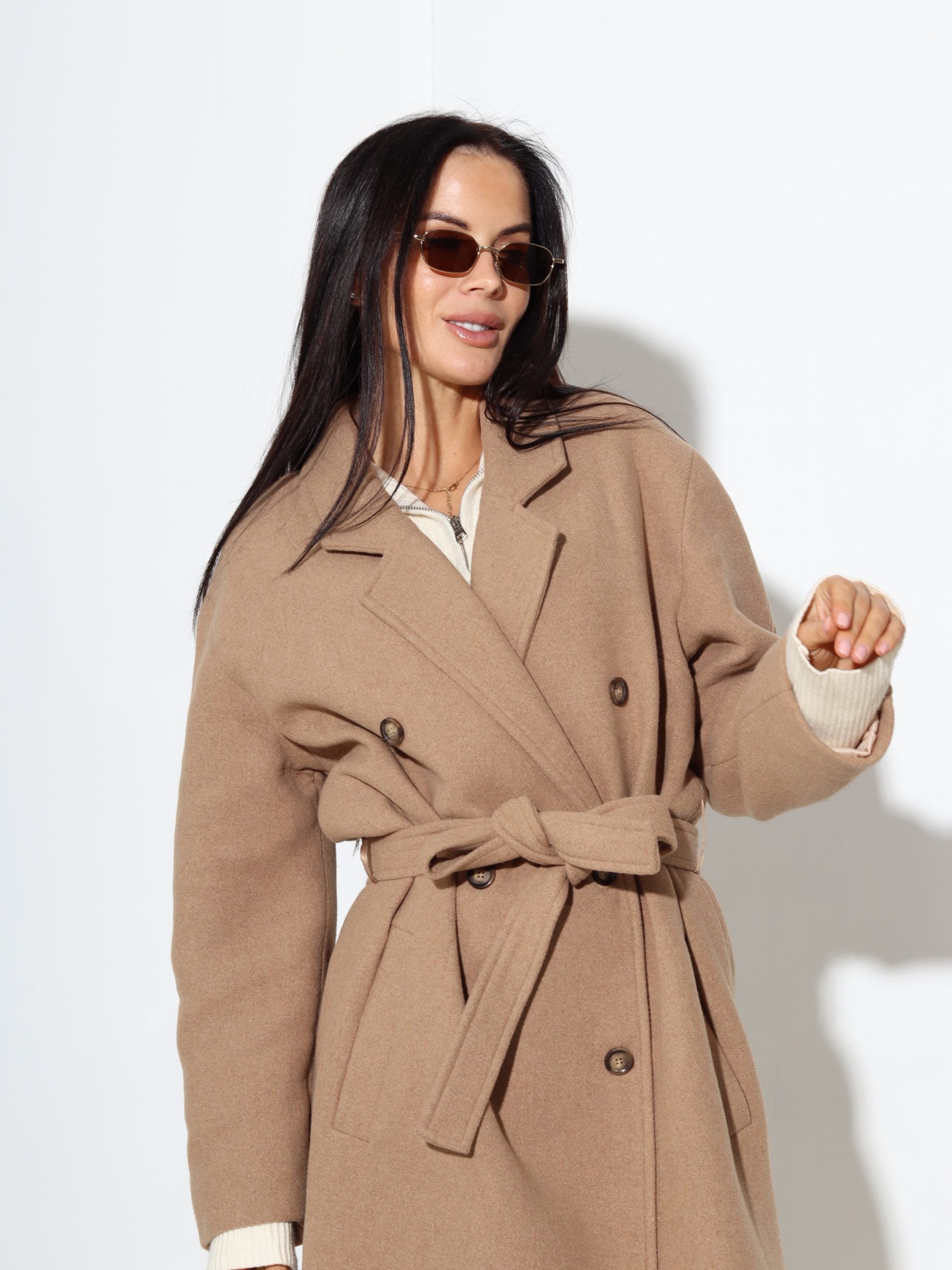 Bēšas krāsas mētelis ar jostiņu, vilnu sastāvā - 17445