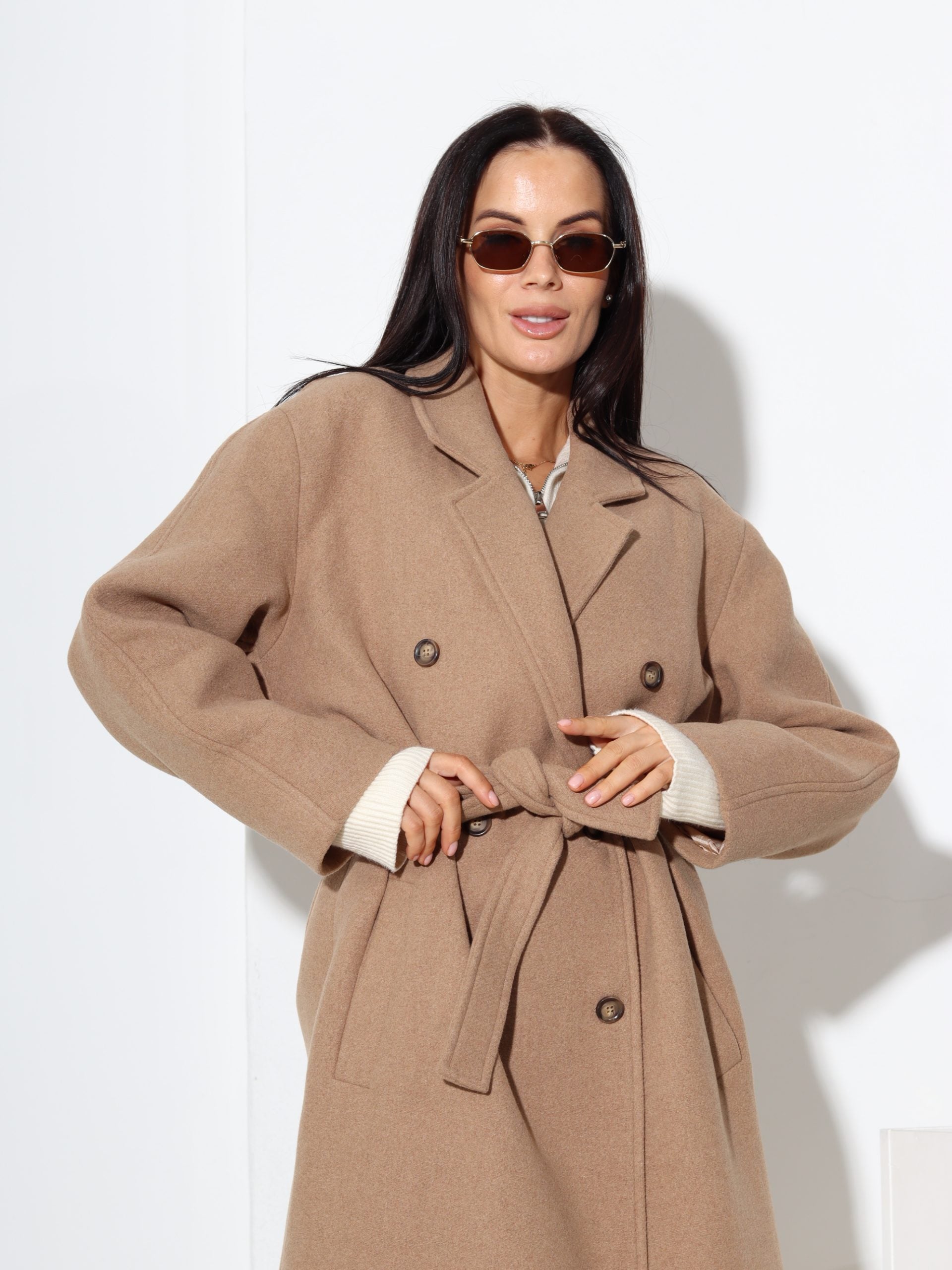 Bēšas krāsas mētelis ar jostiņu, vilnu sastāvā - 17445