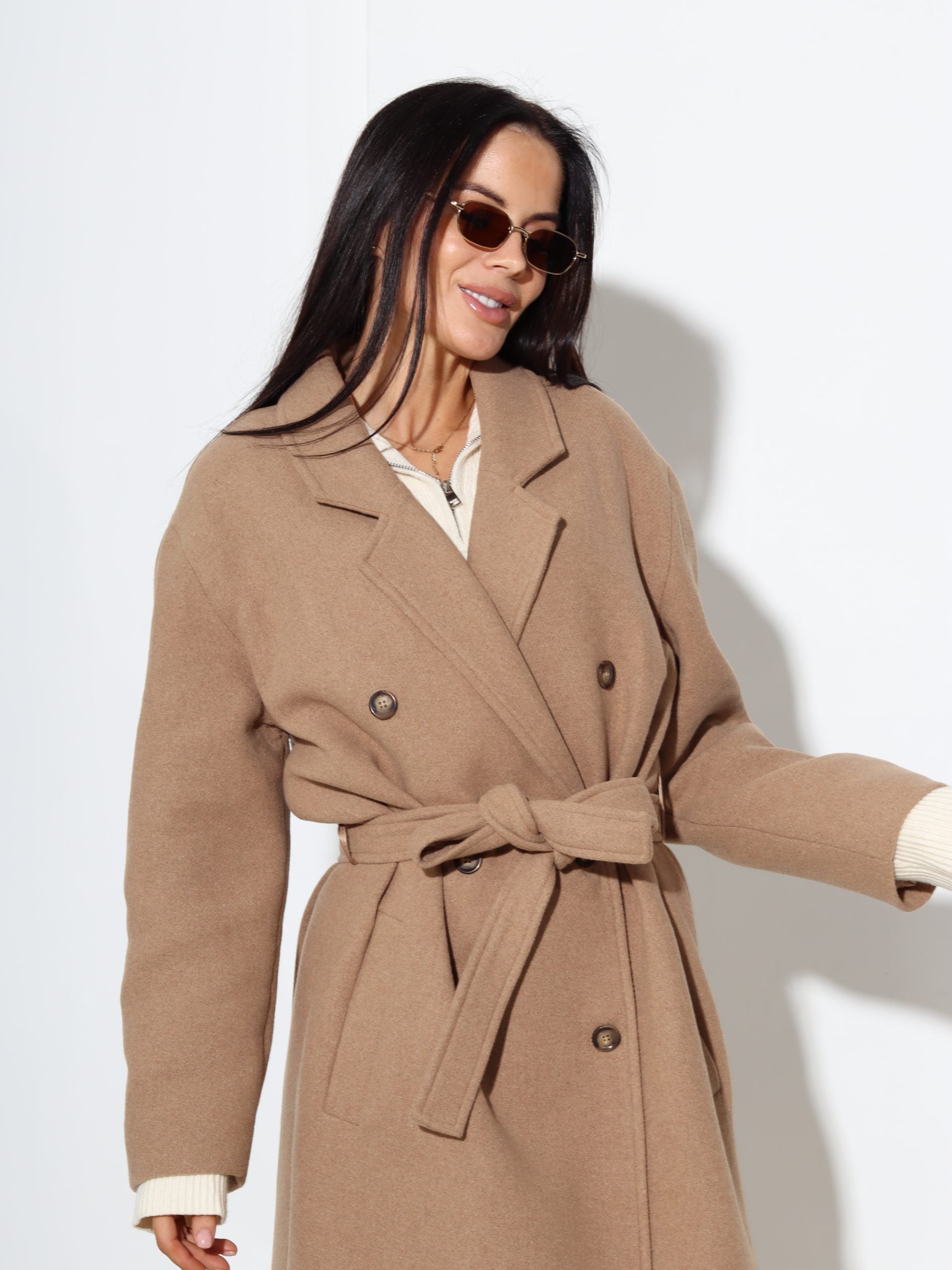 Bēšas krāsas mētelis ar jostiņu, vilnu sastāvā - 17445