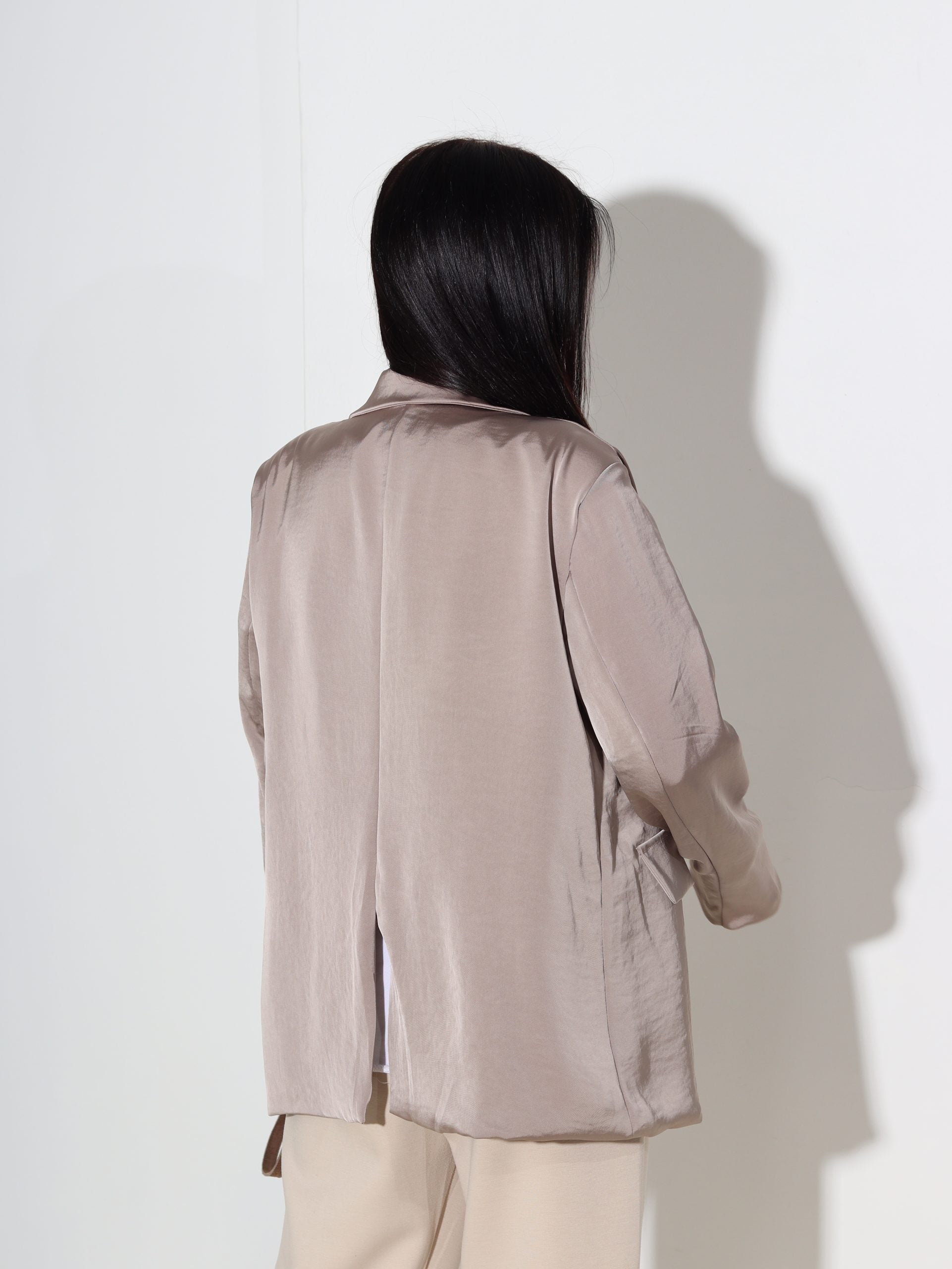 Taupes krāsas zīdīga auduma žakete ar 2 pogu aizdari - 16408