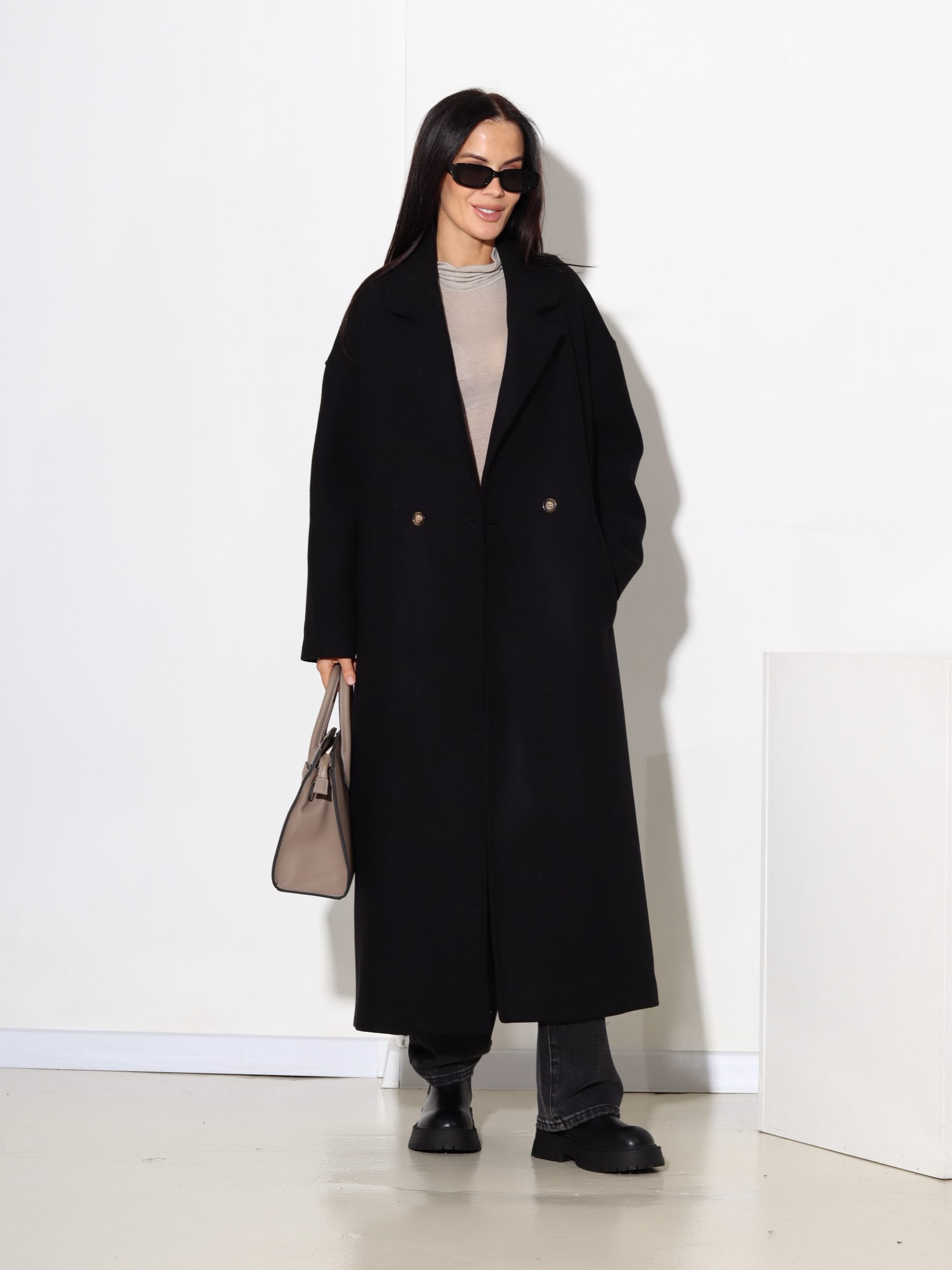 Melns, taisnas piegrieznes mētelis ar vilnu sastāvā - 17444