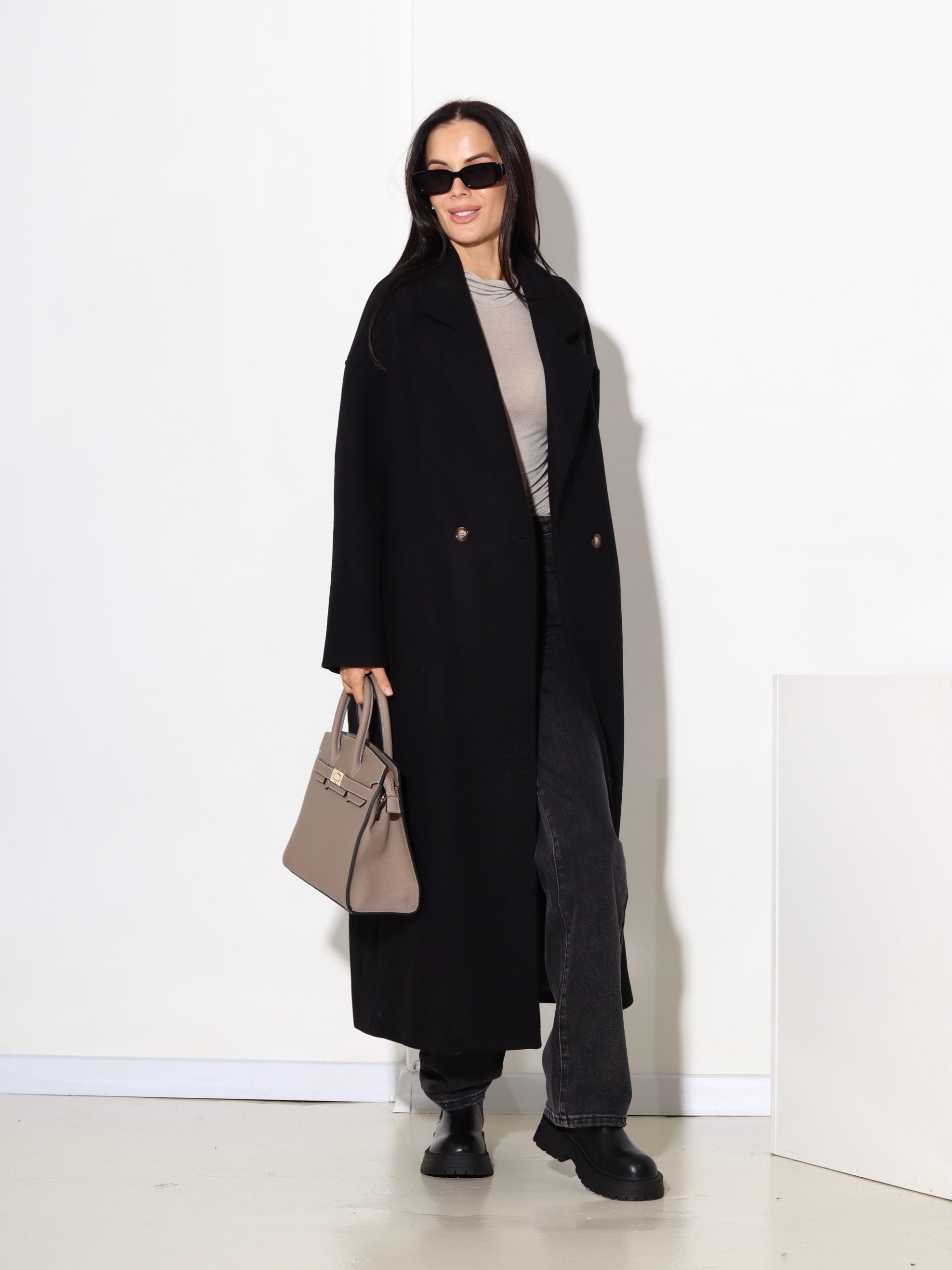 Melns, taisnas piegrieznes mētelis ar vilnu sastāvā - 17444